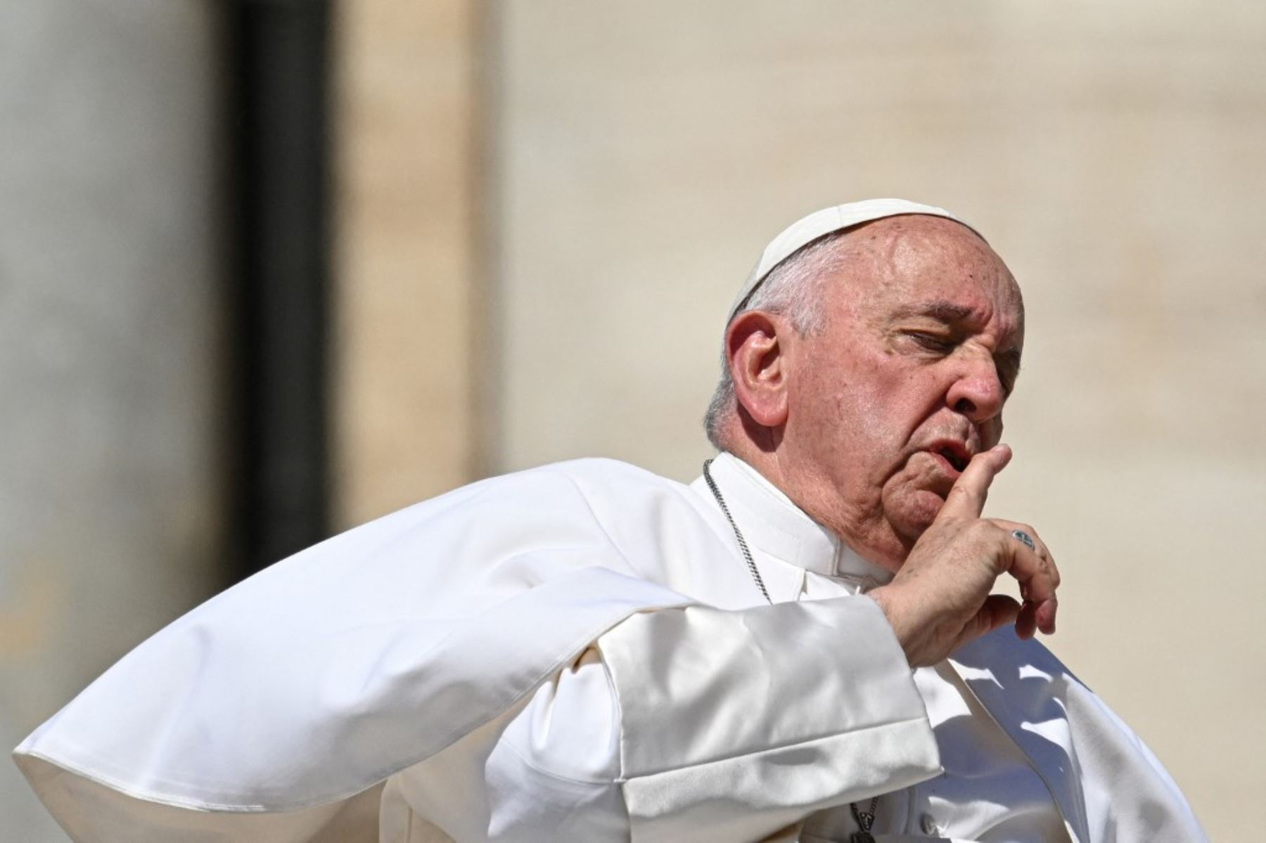 El papa Francisco hace un gesto mientras sale en el papamóvil al final de la audiencia general semanal del 7 de junio de 2023 en la plaza de San Pedro, en El Vaticano. Foto: AFP