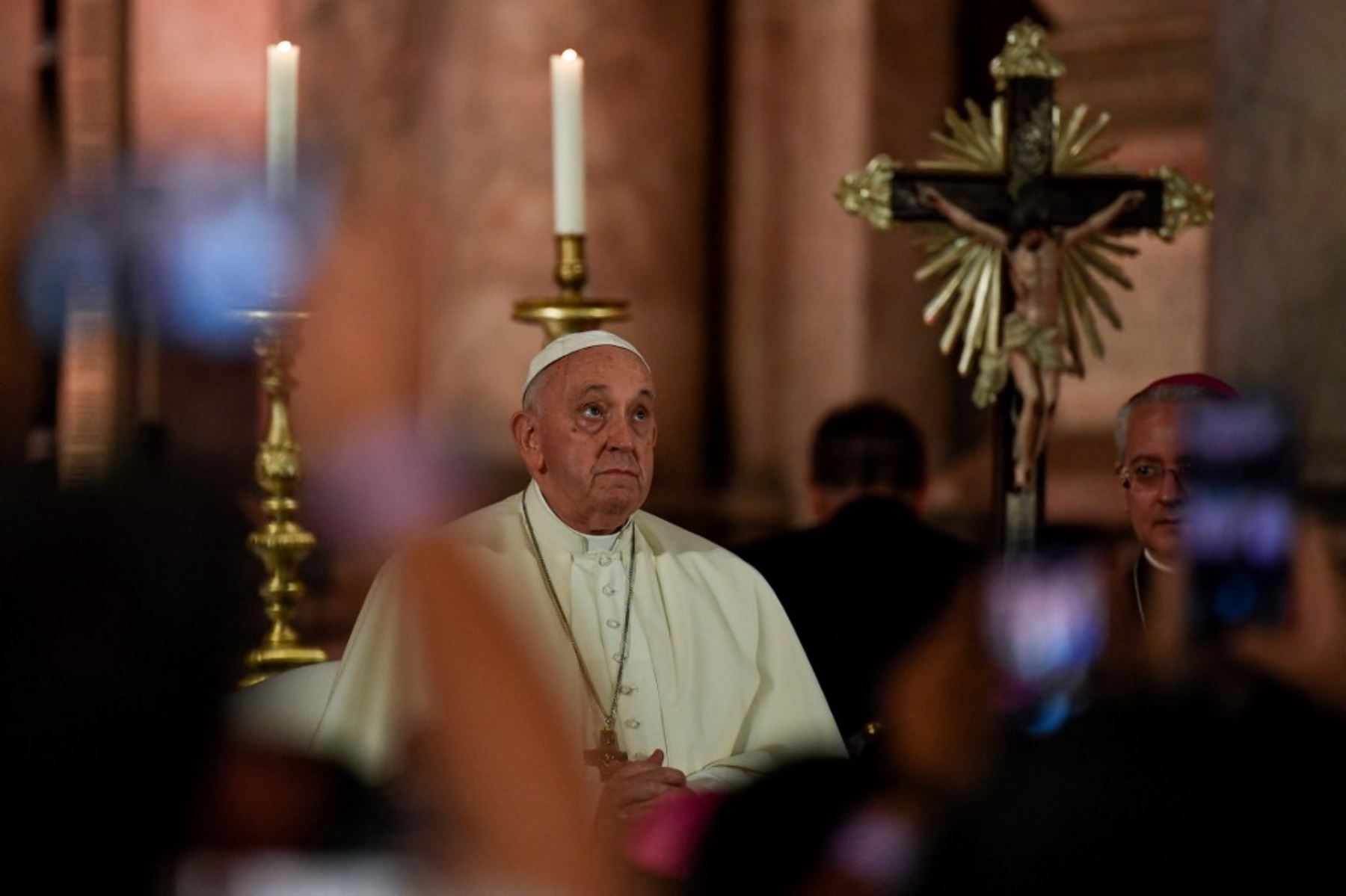 El papa Francisco en el Monasterio de los Jerónimos en Lisboa, durante su visita de cinco días para asistir a la Jornada Mundial de la Juventud (JMJ) de jóvenes católicos, el 2 de agosto de 2023. Foto: AFP