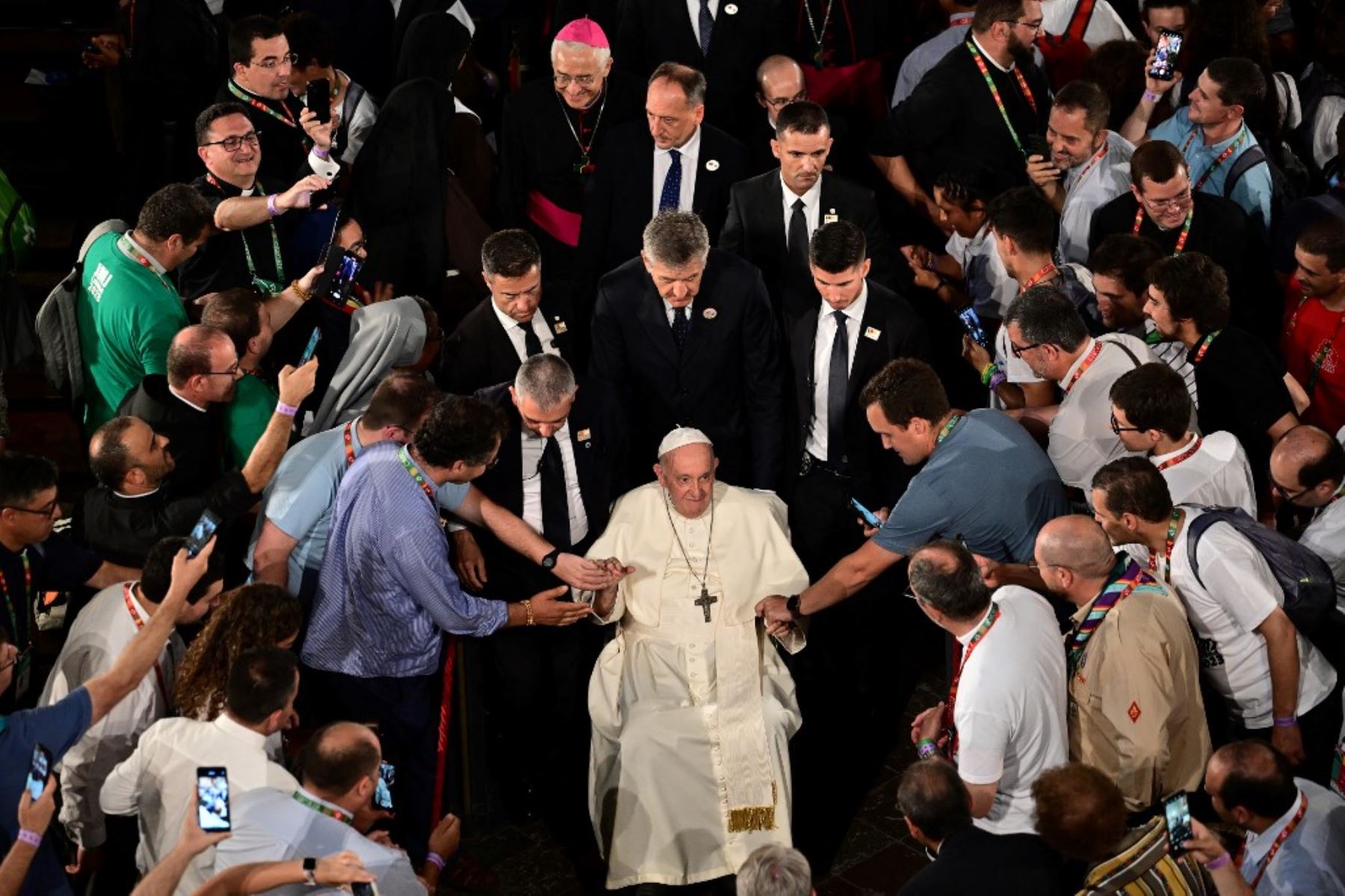 El papa Francisco saluda a los fieles después de celebrar las vísperas en el Monasterio de los Jerónimos en Lisboa, durante su visita de cinco días para asistir a la Jornada Mundial de la Juventud (JMJ) de jóvenes católicos, el 2 de agosto de 2023. Foto: AFP