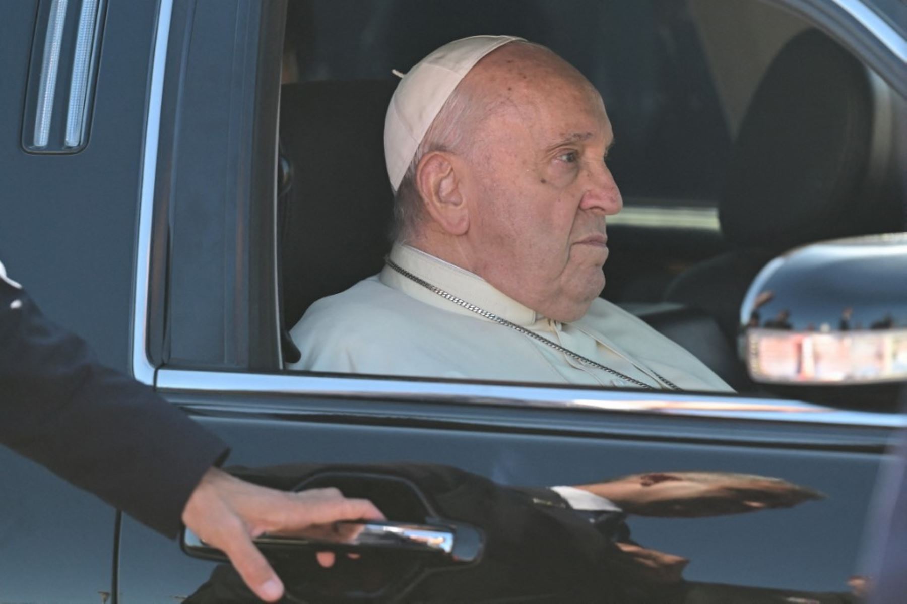 El papa Francisco llega a un encuentro ecuménico e interreligioso en el Teatro Hun, en Ulaanbaatar, el 3 de septiembre de 2023. El papa Francisco mostrará su apoyo al diálogo interreligioso durante su último día en la capital de Mongolia, una visita en la que ha buscado tender puentes con China. Foto: AFP