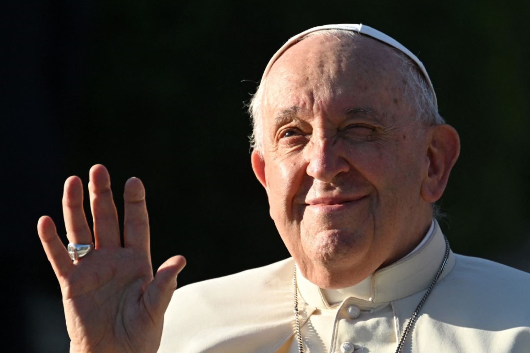 El papa Francisco saluda al salir de la Catedral de San Pedro y San Pablo tras su encuentro con obispos, sacerdotes, misioneros, personas consagradas y agentes pastorales en Ulán Bator el 2 de septiembre de 2023. Foto: AFP