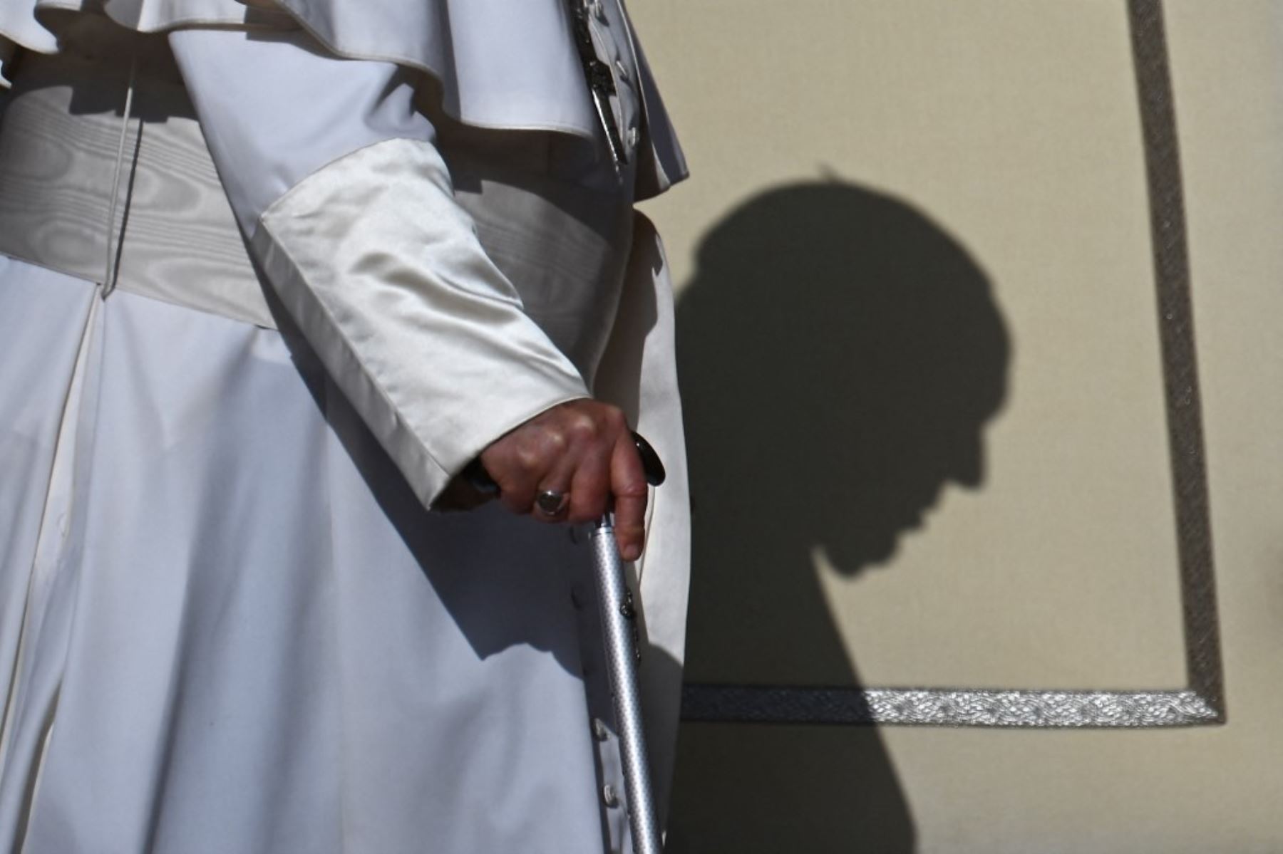 La sombra del papa Francisco se proyecta sobre su sillón cuando llega a la audiencia general semanal en la plaza de San Pedro en el Vaticano el 27 de septiembre de 2023. Foto: AFP