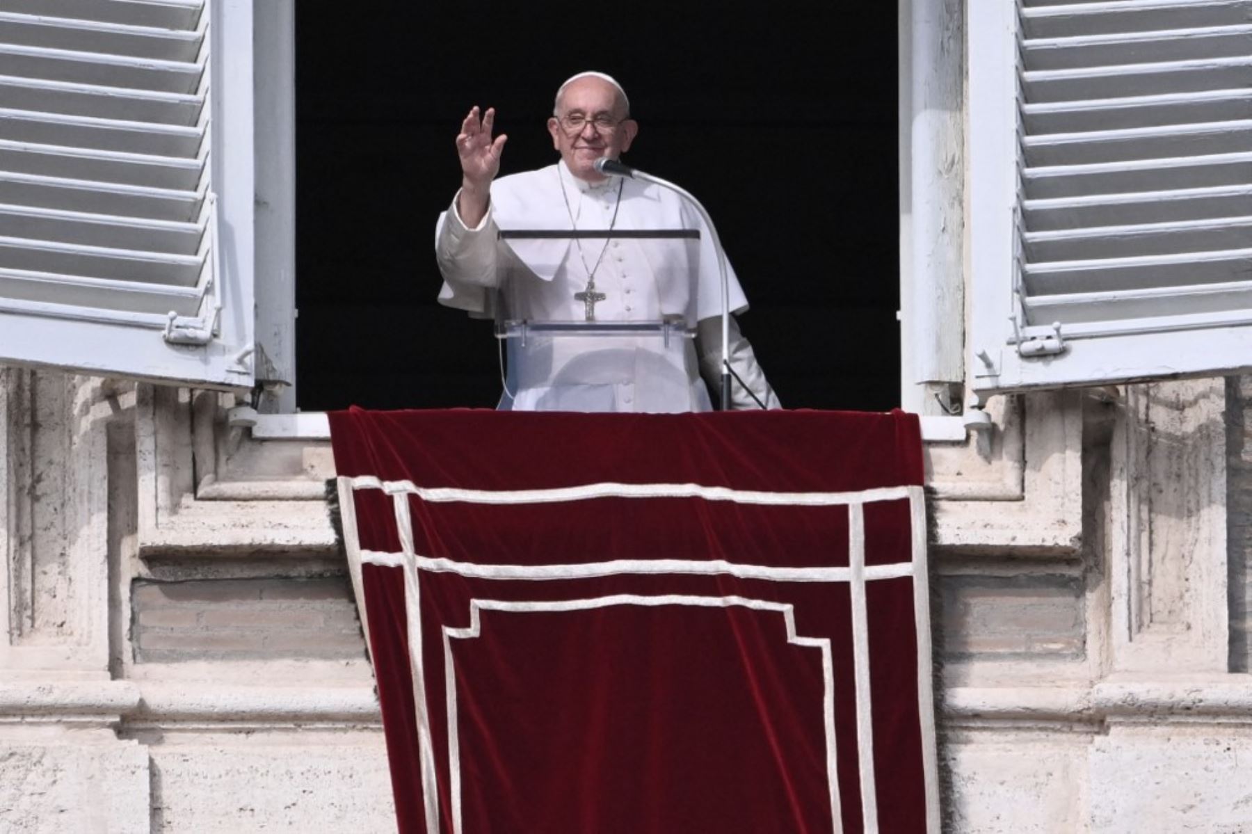 El papa Francisco saluda desde la ventana del palacio apostólico que da a la plaza de San Pedro durante la oración semanal del Ángelus, el 29 de octubre de 2023, en el Vaticano. Foto: AFP