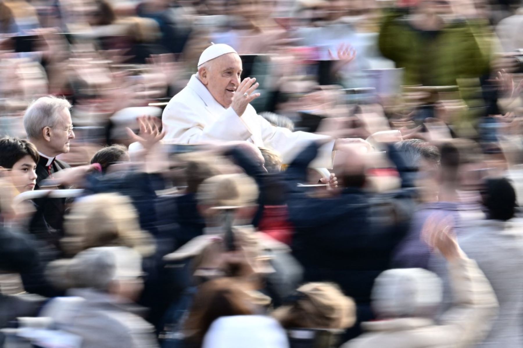 El papa Francisco llega para presidir su audiencia general semanal en la plaza de San Pedro en el Vaticano, el 6 de marzo de 2024.Foto: AFP