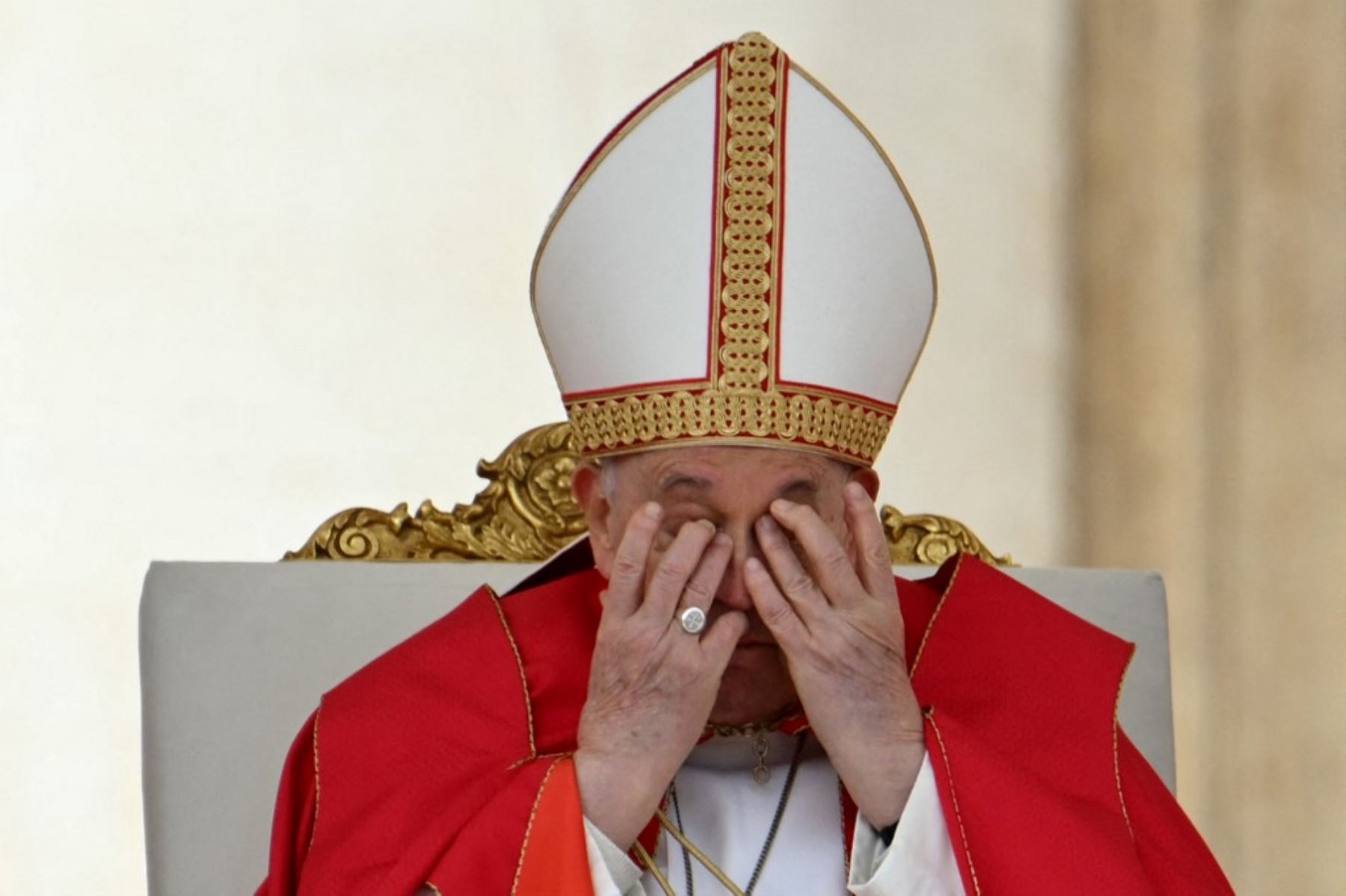 El papa Francisco hace un gesto mientras preside la misa del Domingo de Ramos en la plaza de San Pedro en el Vaticano el 24 de marzo de 2024. Foto: AFP