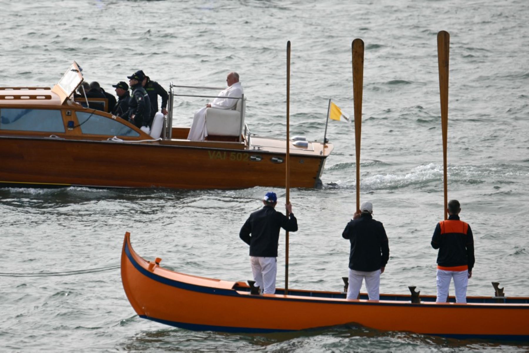 El papa Francisco es visto en un barco el 28 de abril de 2024 en Venecia. El papa visita Venecia, su primer viaje fuera de Roma en siete meses, que será seguido de cerca en medio de preocupaciones por  su frágil salud. Foto: AFP