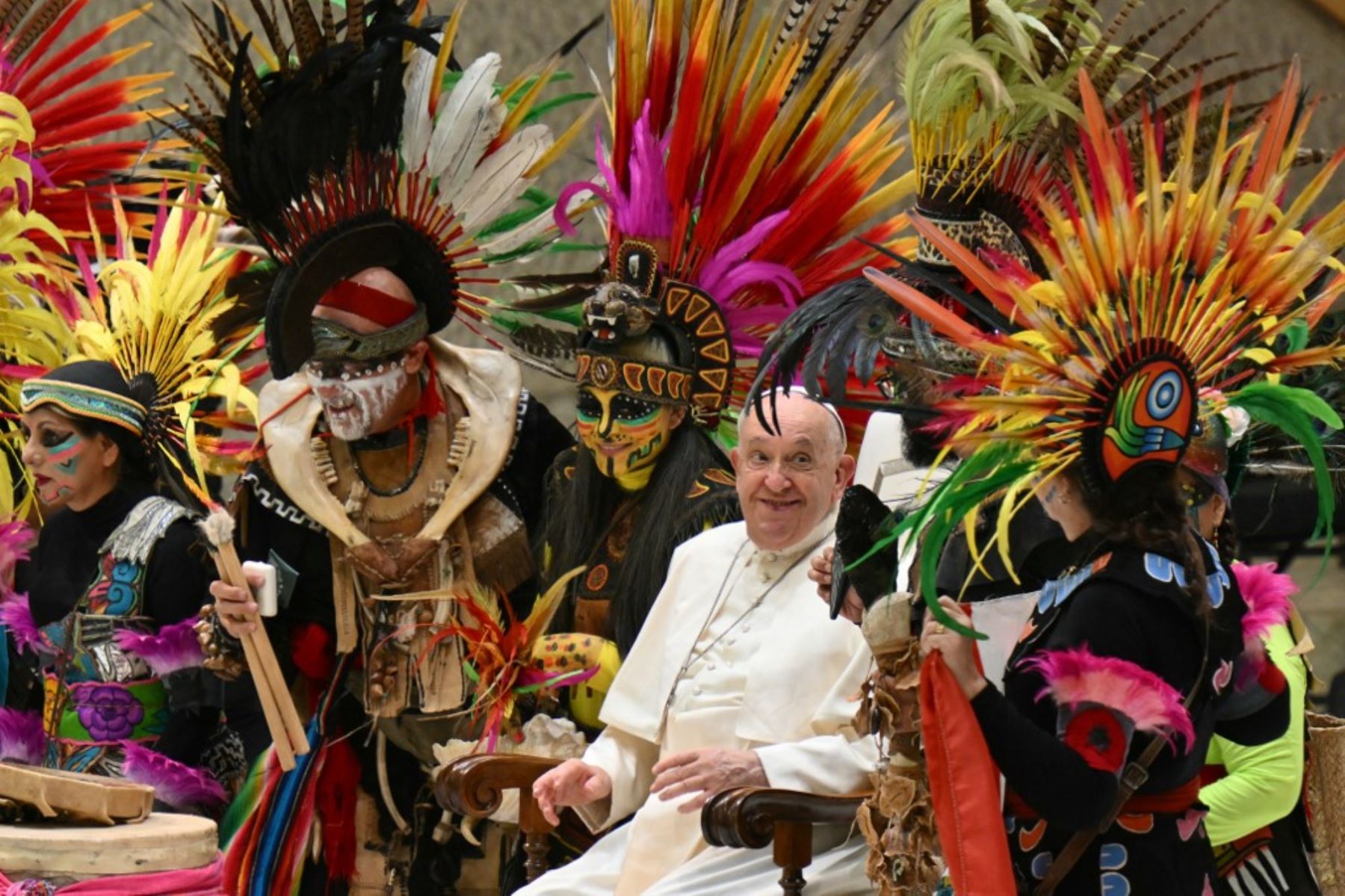 El papa Francisco se reúne con un grupo de mexicanos vestidos de aztecas (Tonatiuh) durante la audiencia general semanal del 7 de agosto de 2024 en el Aula Pablo VI del Vaticano. Foto: AFP