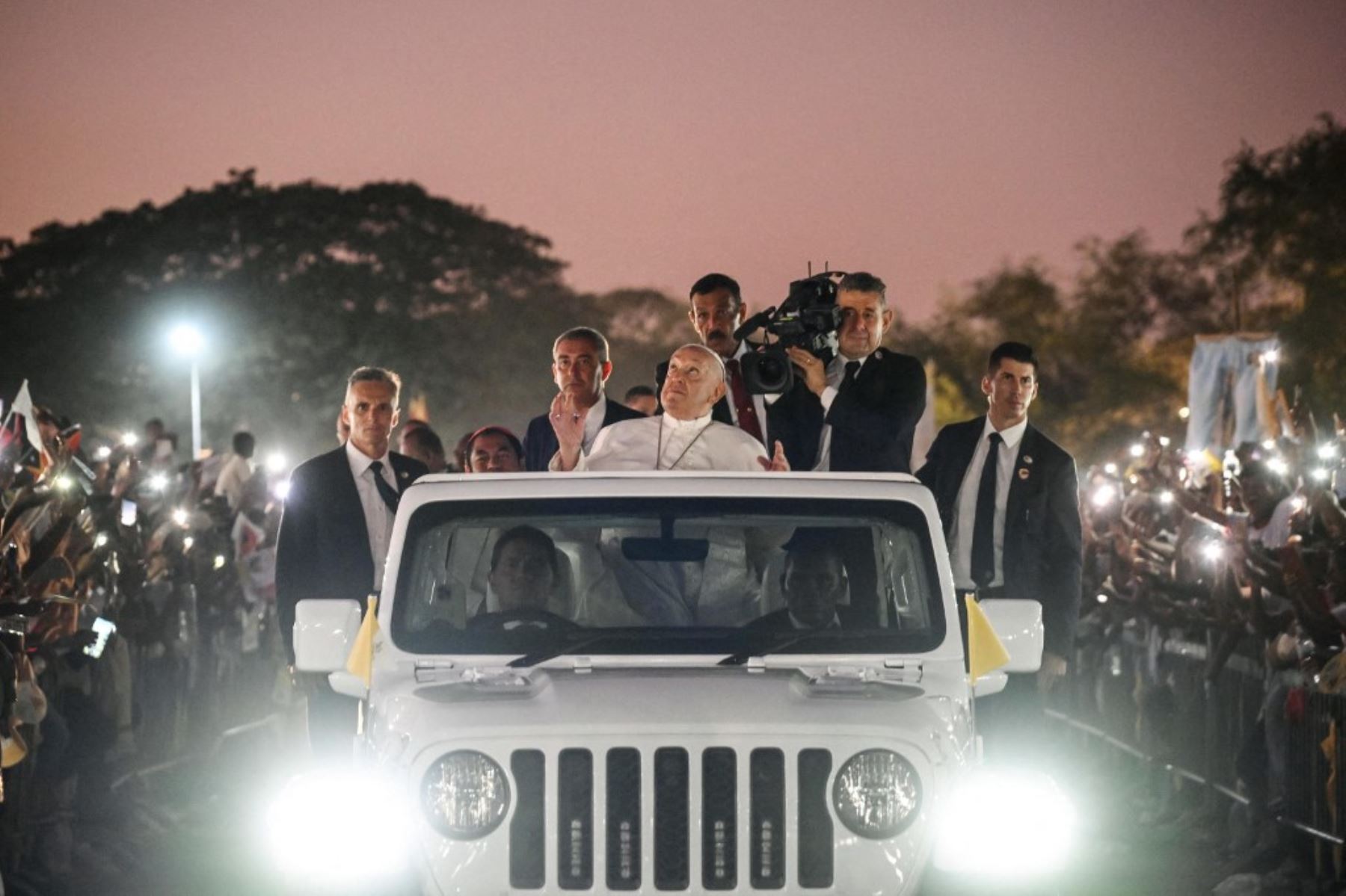 El papa Francisco saluda a los fieles católicos al salir después de oficiar la santa misa en la explanada de Tasitolu en Dili, Timor Oriental, el 10 de septiembre de 2024. Foto: AFP