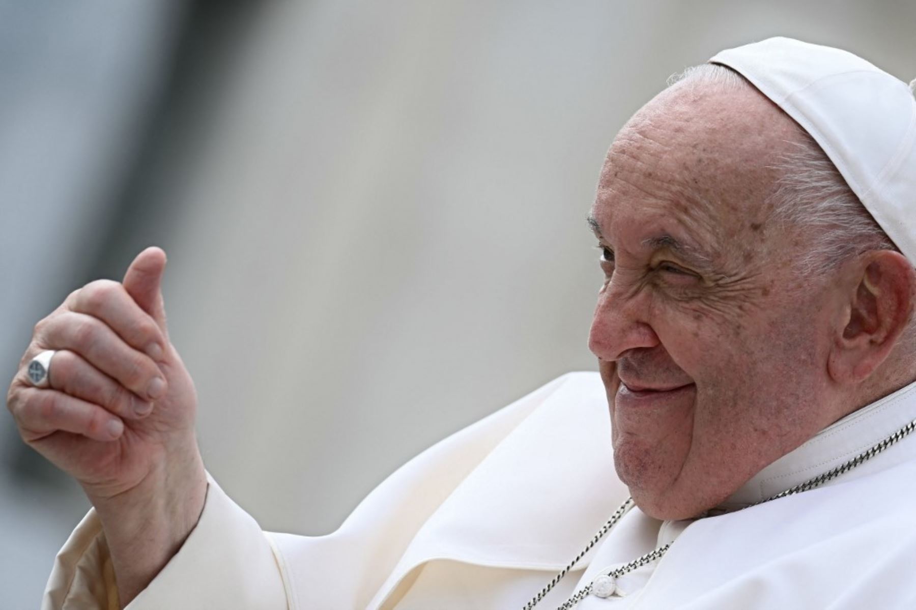 El papa Francisco hace un gesto al final de la audiencia general semanal del 18 de septiembre de 2024 en la plaza de San Pedro del Vaticano. Foto: AFP