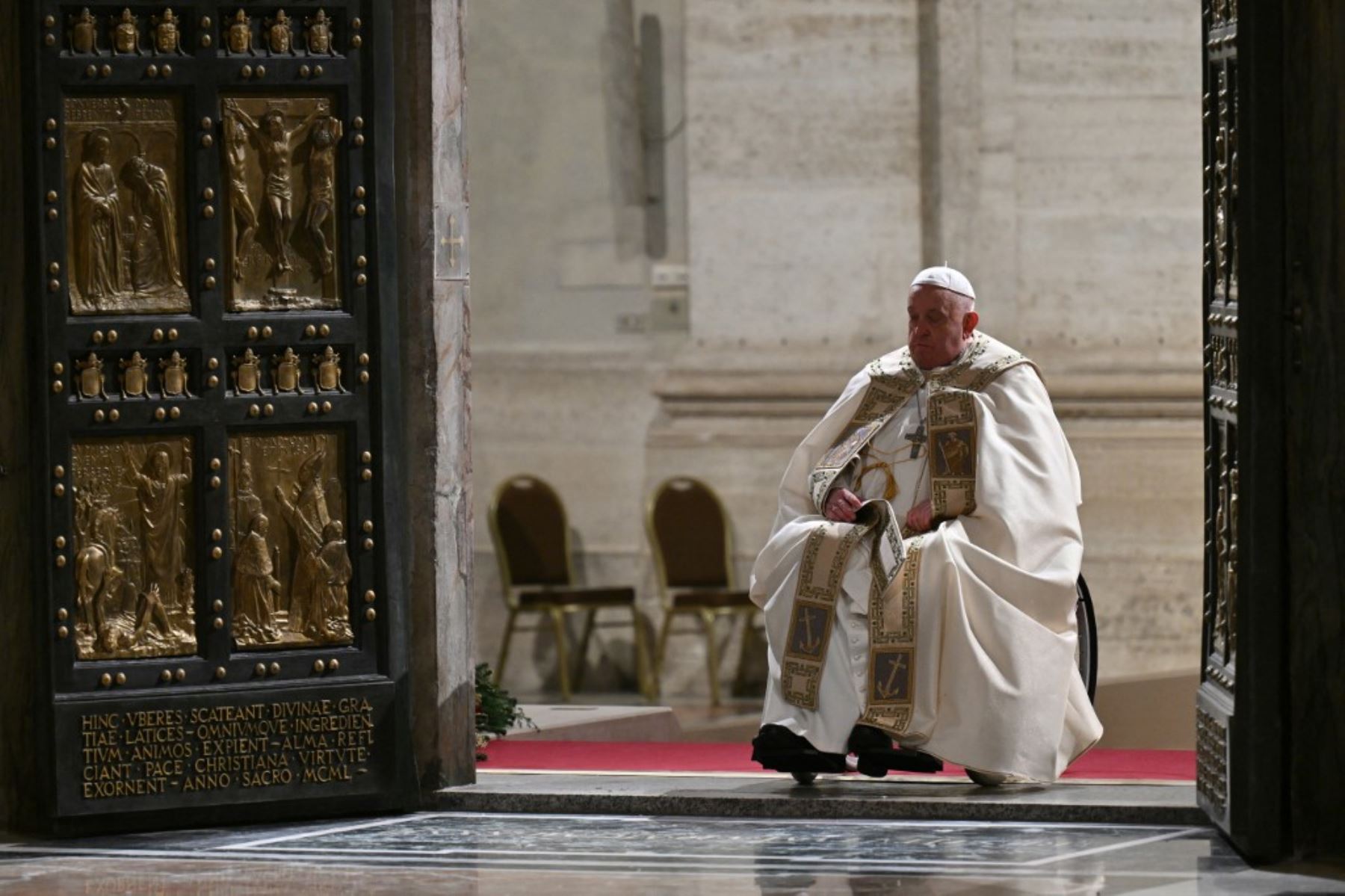 El papa Francisco abre la Puerta Santa de la Basílica de San Pedro en el Vaticano para marcar el inicio del Año Jubilar Católico, el 24 de diciembre de 2024. El papa Francisco celebra la Nochebuena con una ceremonia especial que inaugura el Jubileo 2025, un año de celebraciones católicas que atraerá a más de 30 millones de peregrinos a Roma. Foto: AFP