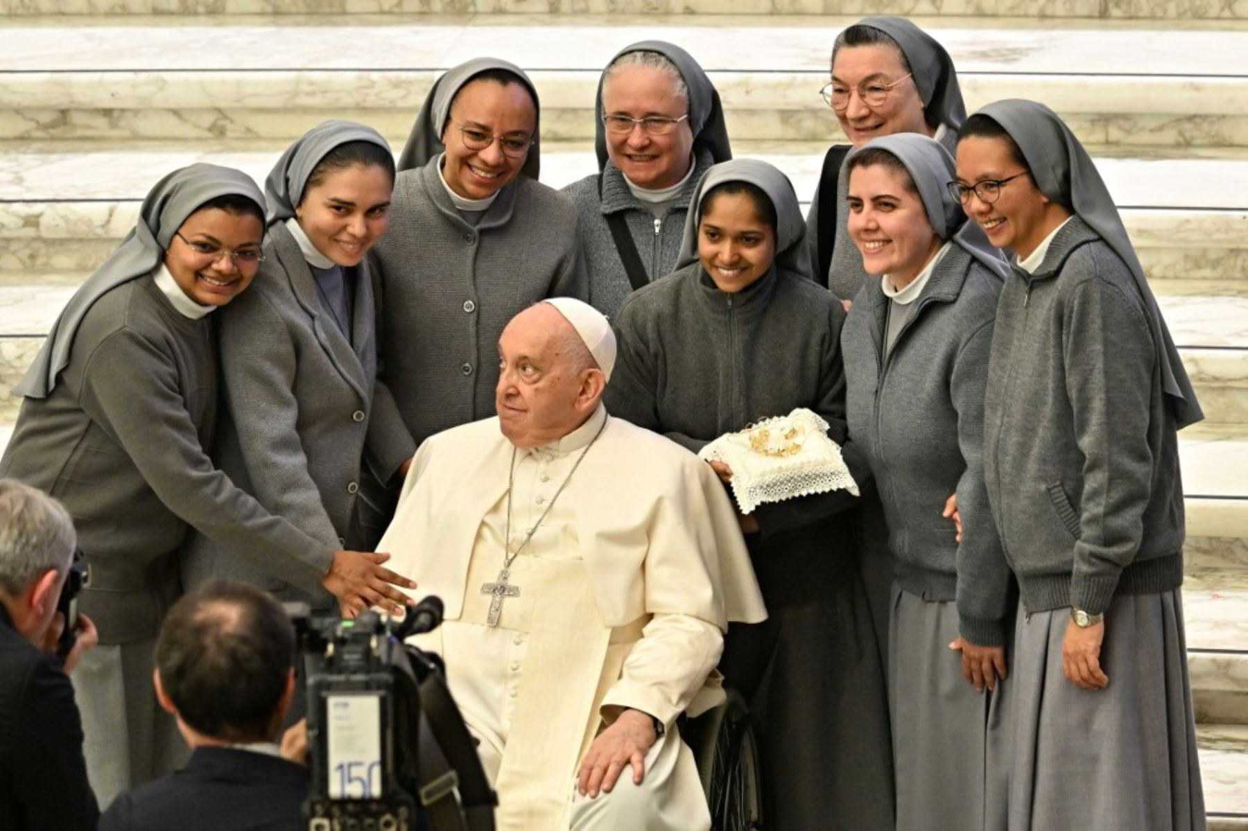 El papa Francisco posa con monjas para un fotógrafo durante su audiencia general semanal en el Aula Pablo VI del Vaticano, el 6 de diciembre de 2023. Foto;: AFP