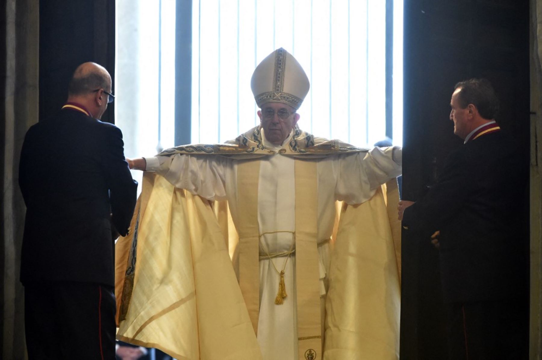 El papa Francisco abre la "Puerta Santa" en la basílica de San Pedro para marcar el inicio del Año Jubilar de la Misericordia, el 8 de diciembre de 2015 en el Vaticano. En la tradición católica, la apertura de las "Puertas Santas" en Roma simboliza una invitación de la Iglesia a los creyentes a entrar en una relación renovada con Dios. Foto: AFP