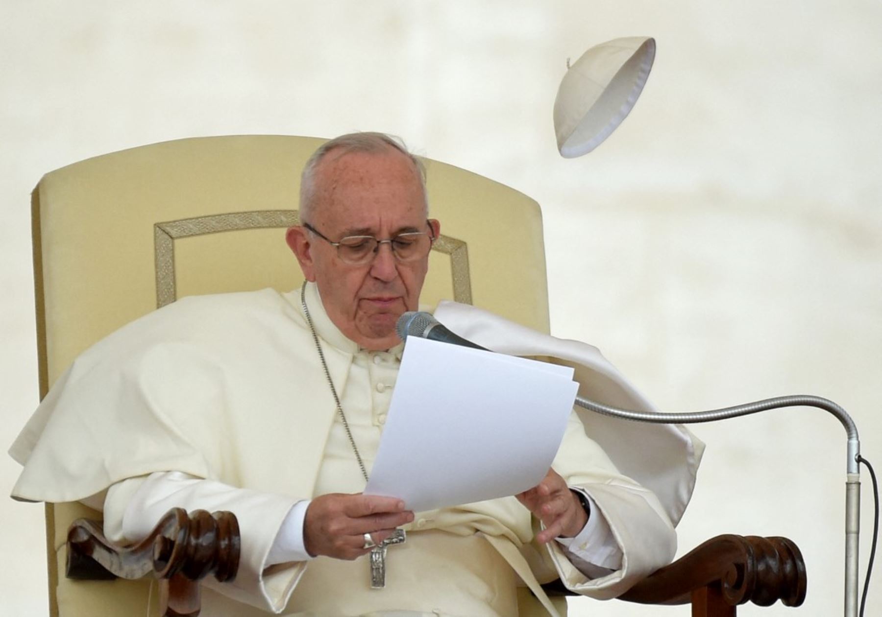 Una ráfaga de viento hace volar el solideo del papa Francisco durante su audiencia general semanal en la plaza de San Pedro en el Vaticano el 7 de septiembre de 2016. Foto: AFP