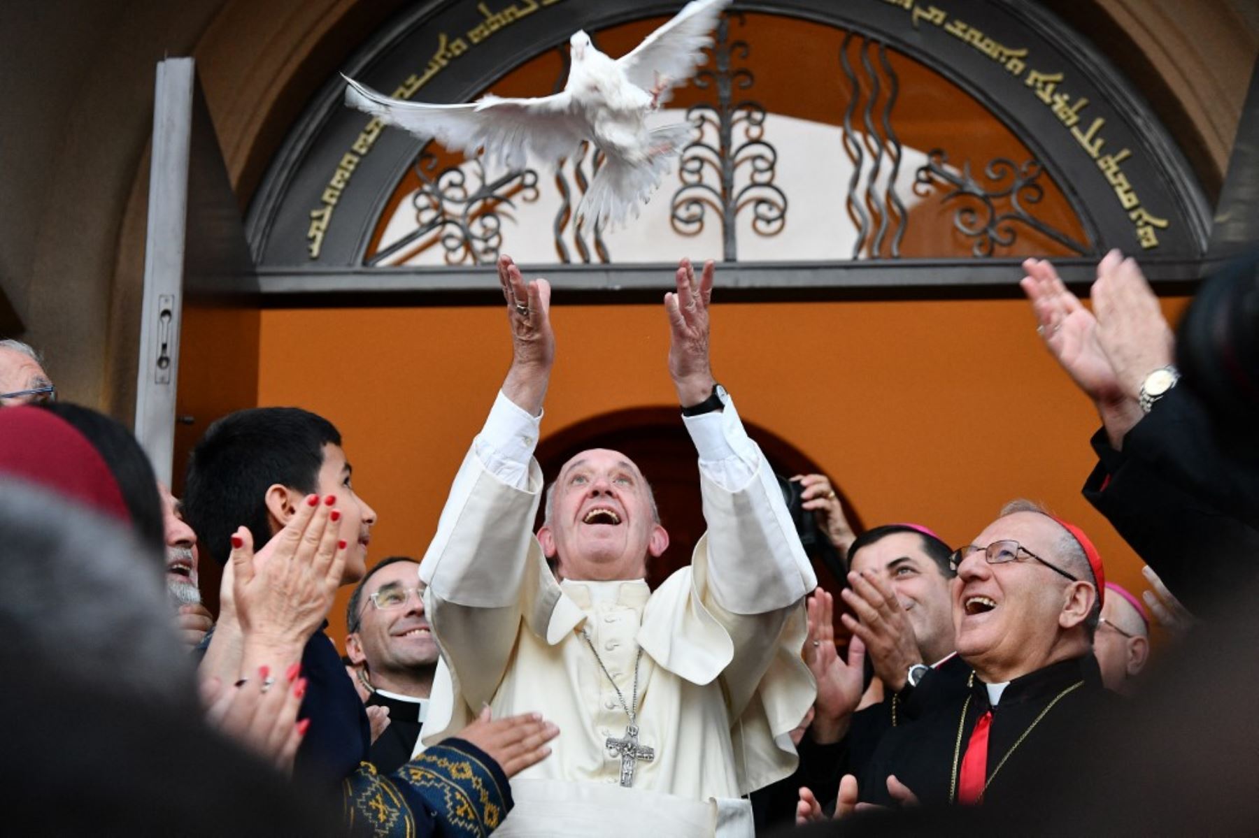 El papa Francisco libera una paloma como símbolo de la paz durante un encuentro con la comunidad caldea en la iglesia católica de San Simón Bar Sabbae en Tbilisi, el 30 de septiembre de 2016. Foto: AFP