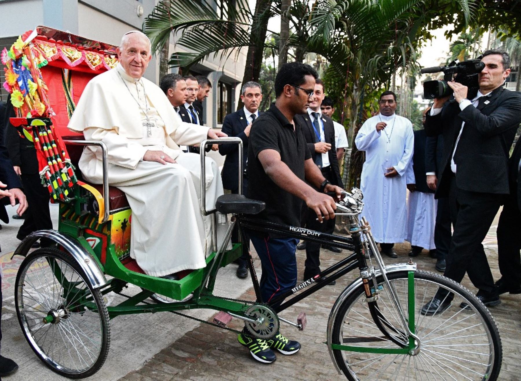 El papa Francisco da un paseo en un rickshaw durante el segundo día de su visita a Bangladesh, en Dhaka el 1 de diciembre de 2017. El papa Francisco llegó a Bangladesh desde Myanmar para la segunda etapa de una visita que se ha visto ensombrecida por la difícil situación de cientos de miles de refugiados. Foto: AFP