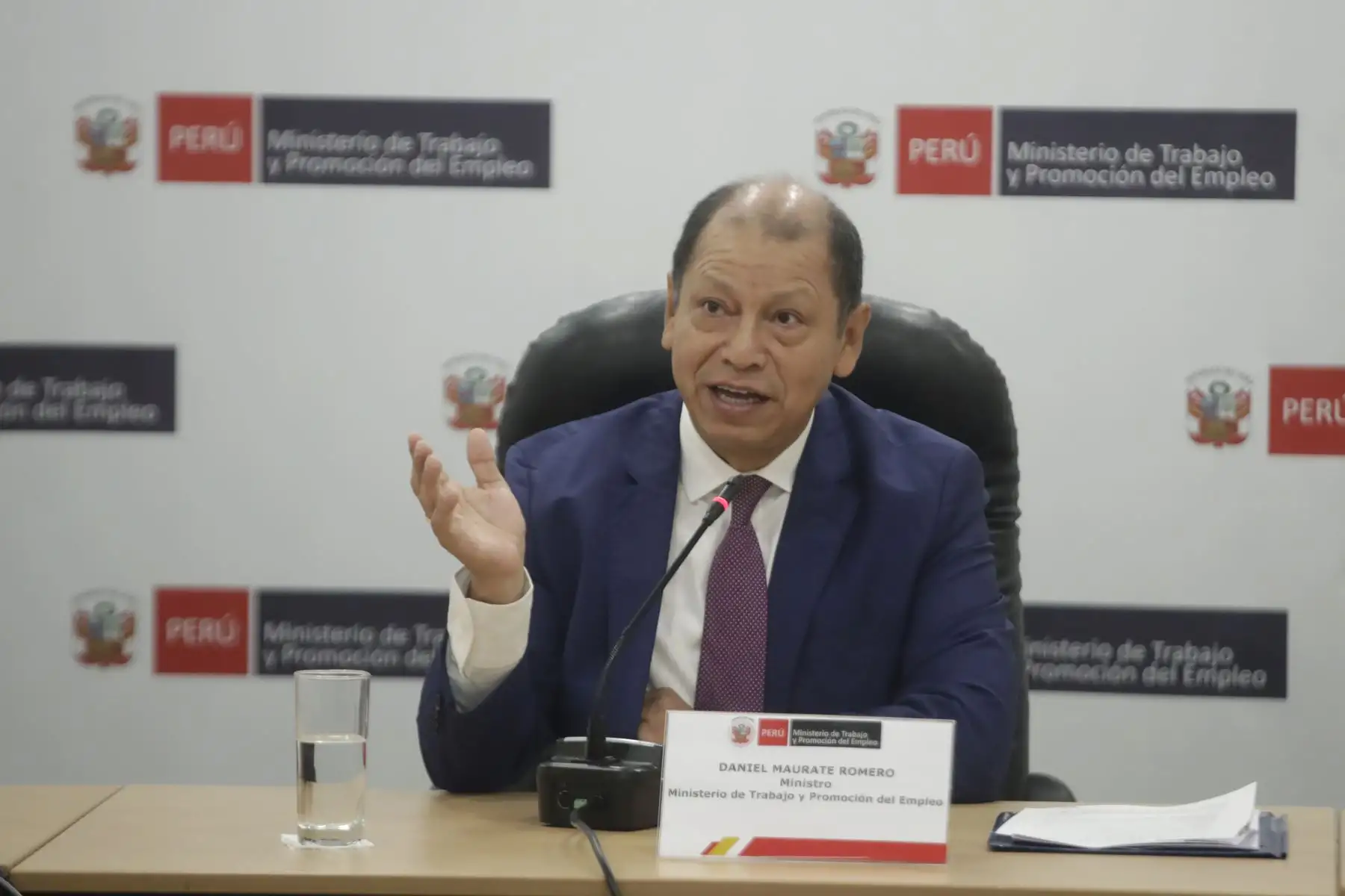 El ministro de Trabajo y Promoción del Empleo, Daniel Maurate Romero, recibe al equipo técnico del Ministerio de Trabajo, Empleo y Seguridad Social (MTESS) de Paraguay en el marco de una visita técnica que tiene como objetivo fortalecer la cooperación técnica y el intercambio de buenas prácticas en materia de trabajo y promoción del empleo.
Foto: ANDINA/Eddy Ramos