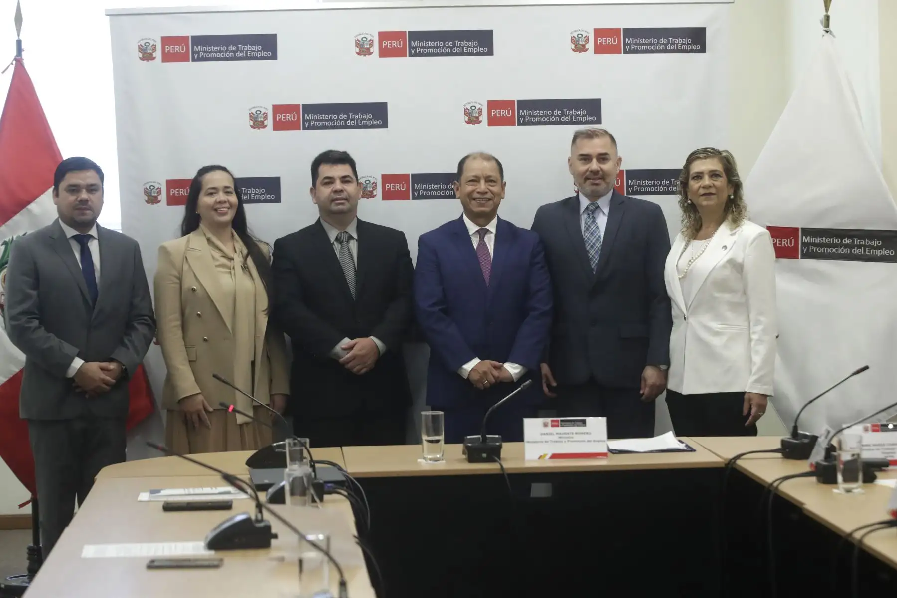 El ministro de Trabajo y Promoción del Empleo, Daniel Maurate Romero, recibe al equipo técnico del Ministerio de Trabajo, Empleo y Seguridad Social (MTESS) de Paraguay en el marco de una visita técnica que tiene como objetivo fortalecer la cooperación técnica y el intercambio de buenas prácticas en materia de trabajo y promoción del empleo.
Foto: ANDINA/Eddy Ramos