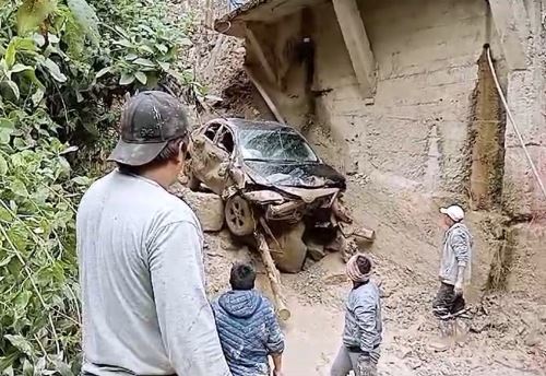 El conductor de un auto salvó de morir tras ser arrastrado por un huaico ocurrido en el distrito de Parcoy, en la provincia liberteña de Pataz. ANDINA/Difusión