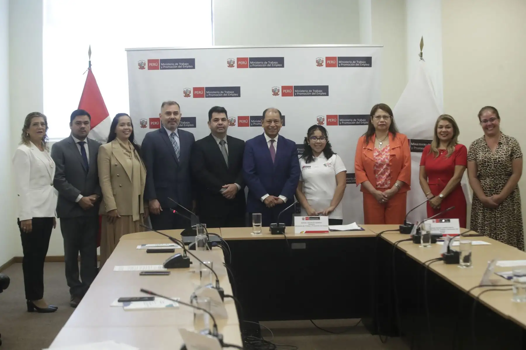 El ministro de Trabajo y Promoción del Empleo, Daniel Maurate Romero, recibe al equipo técnico del Ministerio de Trabajo, Empleo y Seguridad Social (MTESS) de Paraguay en el marco de una visita técnica que tiene como objetivo fortalecer la cooperación técnica y el intercambio de buenas prácticas en materia de trabajo y promoción del empleo.
Foto: ANDINA/Eddy Ramos