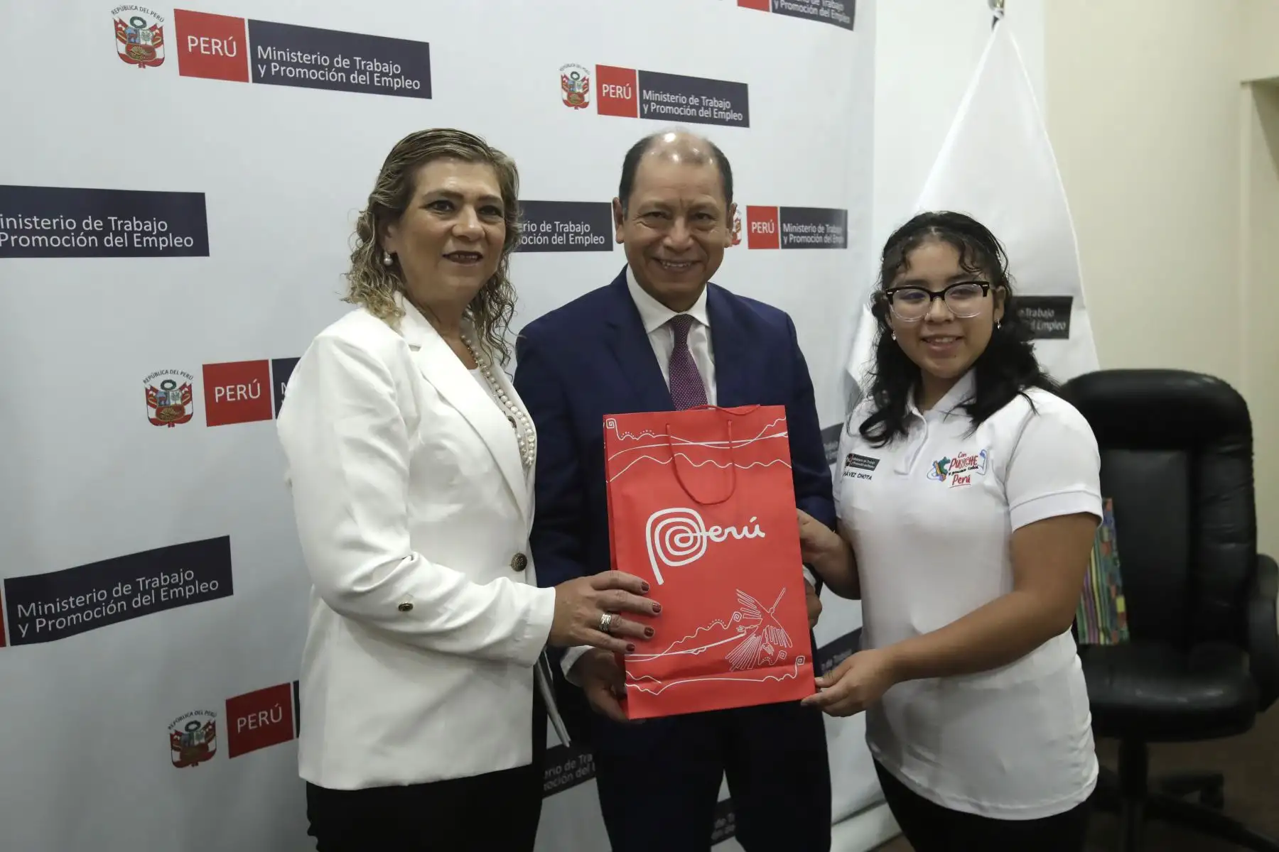 El ministro de Trabajo y Promoción del Empleo, Daniel Maurate Romero, recibe al equipo técnico del Ministerio de Trabajo, Empleo y Seguridad Social (MTESS) de Paraguay en el marco de una visita técnica que tiene como objetivo fortalecer la cooperación técnica y el intercambio de buenas prácticas en materia de trabajo y promoción del empleo.
Foto: ANDINA/Eddy Ramos