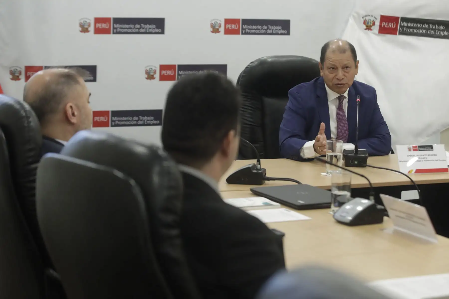 El ministro de Trabajo y Promoción del Empleo, Daniel Maurate Romero, recibe al equipo técnico del Ministerio de Trabajo, Empleo y Seguridad Social (MTESS) de Paraguay en el marco de una visita técnica que tiene como objetivo fortalecer la cooperación técnica y el intercambio de buenas prácticas en materia de trabajo y promoción del empleo.
Foto: ANDINA/Eddy Ramos