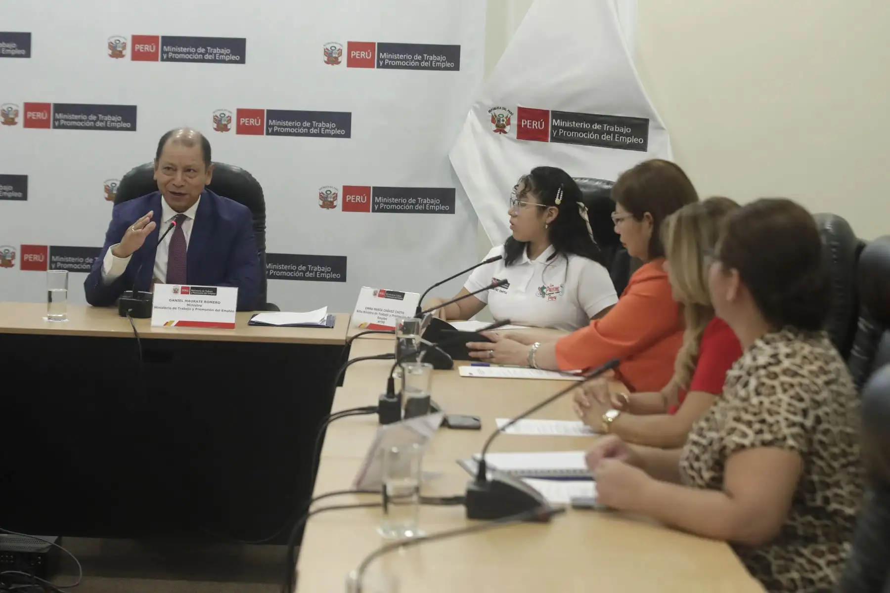 El ministro de Trabajo y Promoción del Empleo, Daniel Maurate Romero, recibe al equipo técnico del Ministerio de Trabajo, Empleo y Seguridad Social (MTESS) de Paraguay en el marco de una visita técnica que tiene como objetivo fortalecer la cooperación técnica y el intercambio de buenas prácticas en materia de trabajo y promoción del empleo.
Foto: ANDINA/Eddy Ramos