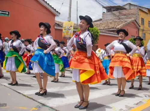 Cientos de turistas y pobladores de Ayacucho disfrutan del desfile de las comparsas en el tercer día de celebraciones del tradicional Carnaval Ayacuchano.  ANDINA/Difusión