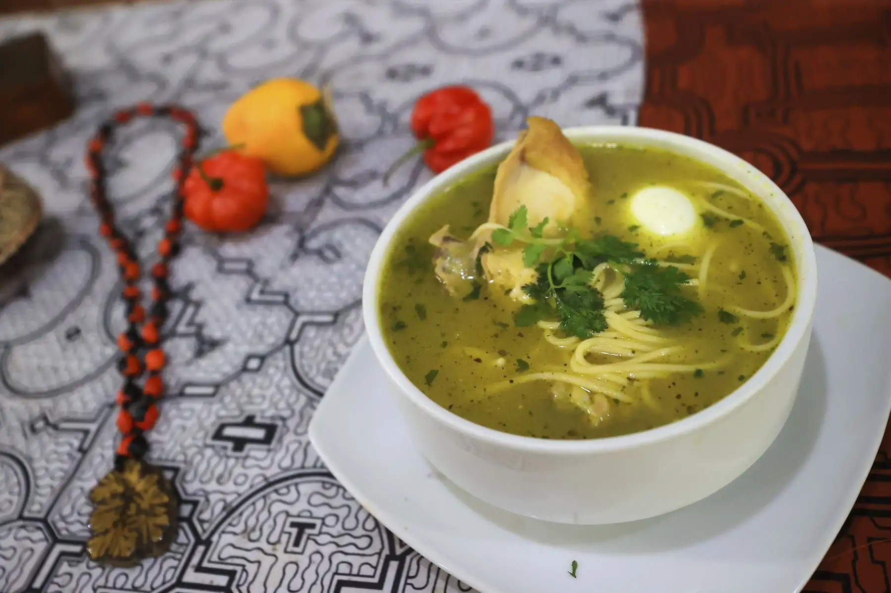 En este local, convertido en templo gastronómico la cocina es el altar del sabor y del saber, donde los fogones no dejan de arder y los cuchillos, cucharones, tablas de picar y ollas actúan como los fabulosamente coordinados instrumentos de una orquesta sinfónica para rendir culto permanente a la creatividad culinaria. Foto: ANDINA/Braian Reyna
