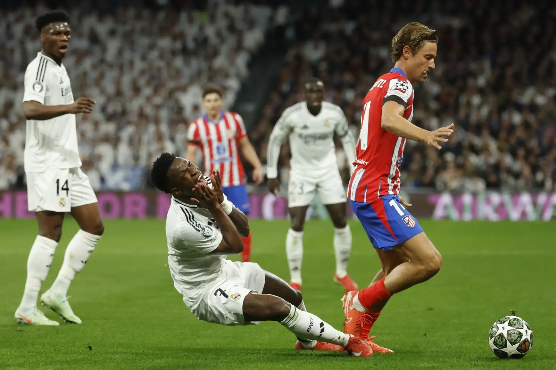 El delantero brasileño del Real Madrid Vinicius Junior reacciona tras la falta del centrocampista español del Atlético de Madrid Marcos Llorente durante el partido de ida de los octavos de final de la UEFA Champions League entre el Real Madrid CF y el Club Atlético de Madrid. Foto: ANDINA/AFP