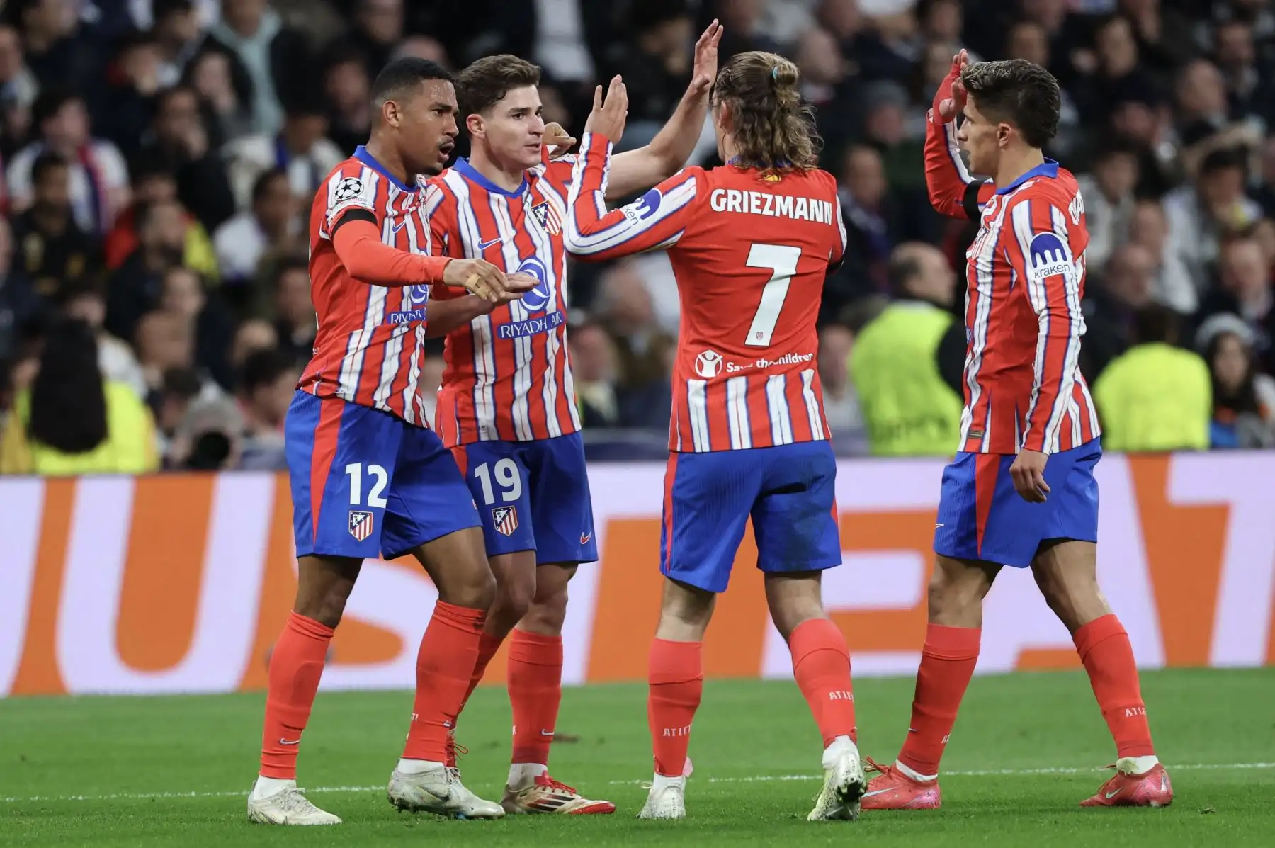 El delantero argentino del Atlético de Madrid, Julián Álvarez, celebra con sus compañeros de equipo después de marcar su primer gol durante el partido de ida de los octavos de final de la UEFA Champions League entre el Real Madrid CF y el Club Atlético de Madrid. Foto: ANDINA/AFP