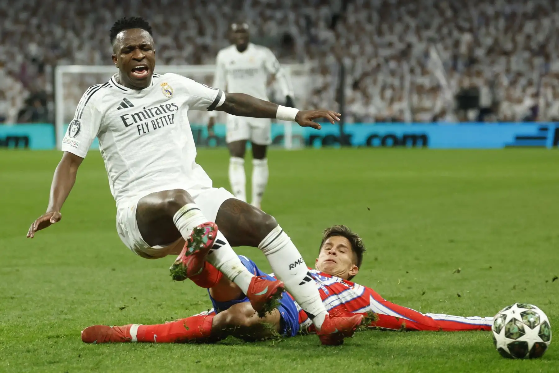 El delantero brasileño del Real Madrid Vinicius Junior. es tackleado por el delantero argentino del Atlético de Madrid Giuliano Simeone durante el partido de ida de los octavos de final de la UEFA Champions League entre el Real Madrid CF y el Club Atlético de Madrid. 
Foto: ANDINA/AFP