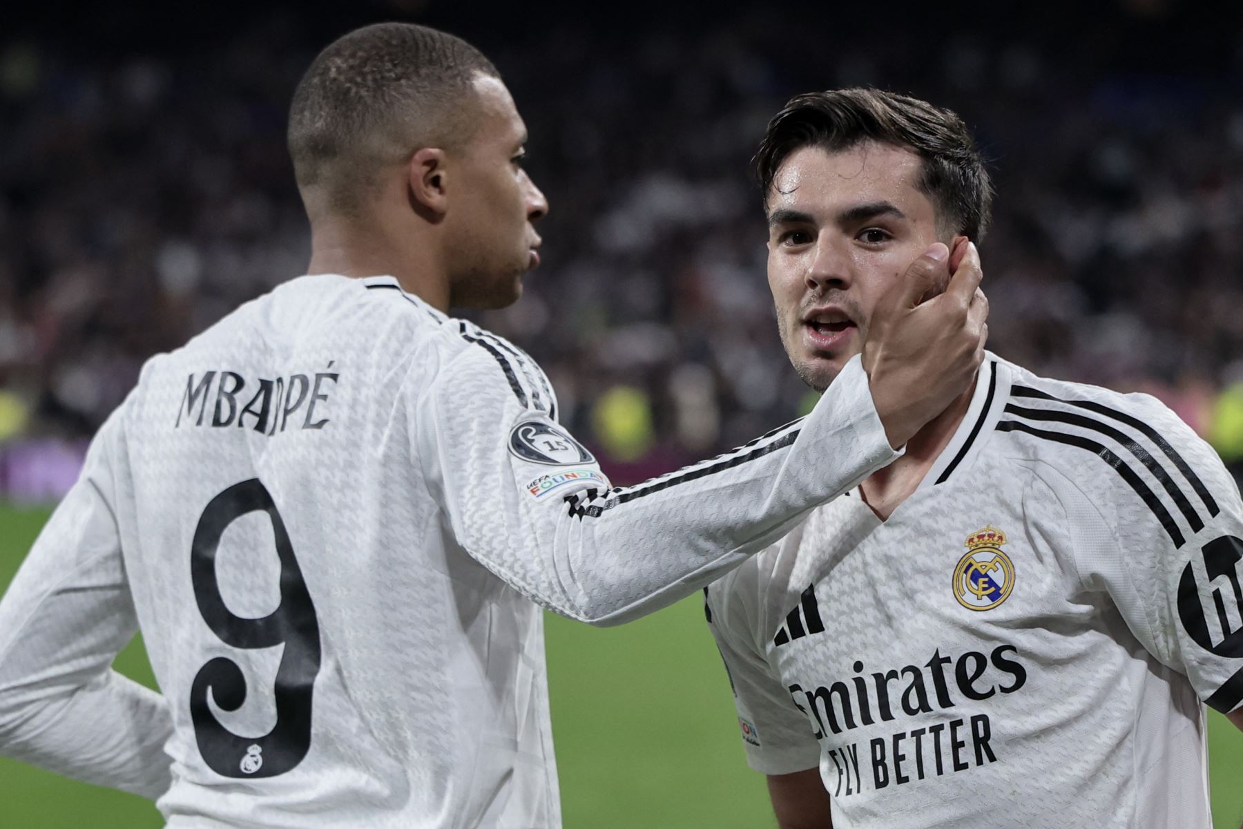 El delantero marroquí del Real Madrid, Brahim Díaz, celebra el segundo gol de su equipo con su compañero de equipo, el delantero francés del Real Madrid, Kylian Mbappé, durante el partido de ida de los octavos de final de la UEFA Champions League entre el Real Madrid CF y el Club Atlético de Madrid.Foto. ANDINA/AFP