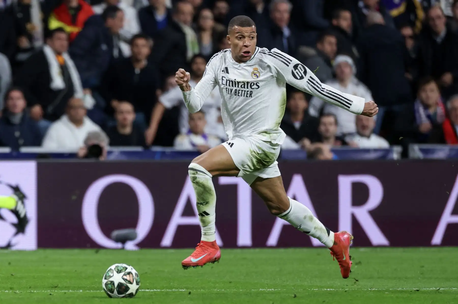 El delantero francés del Real Madrid, Kylian Mbappé, corre con el balón durante el partido de ida de los octavos de final de la UEFA Champions League entre el Real Madrid CF y el Club Atlético de Madrid. Foto: ANDINA/AFP