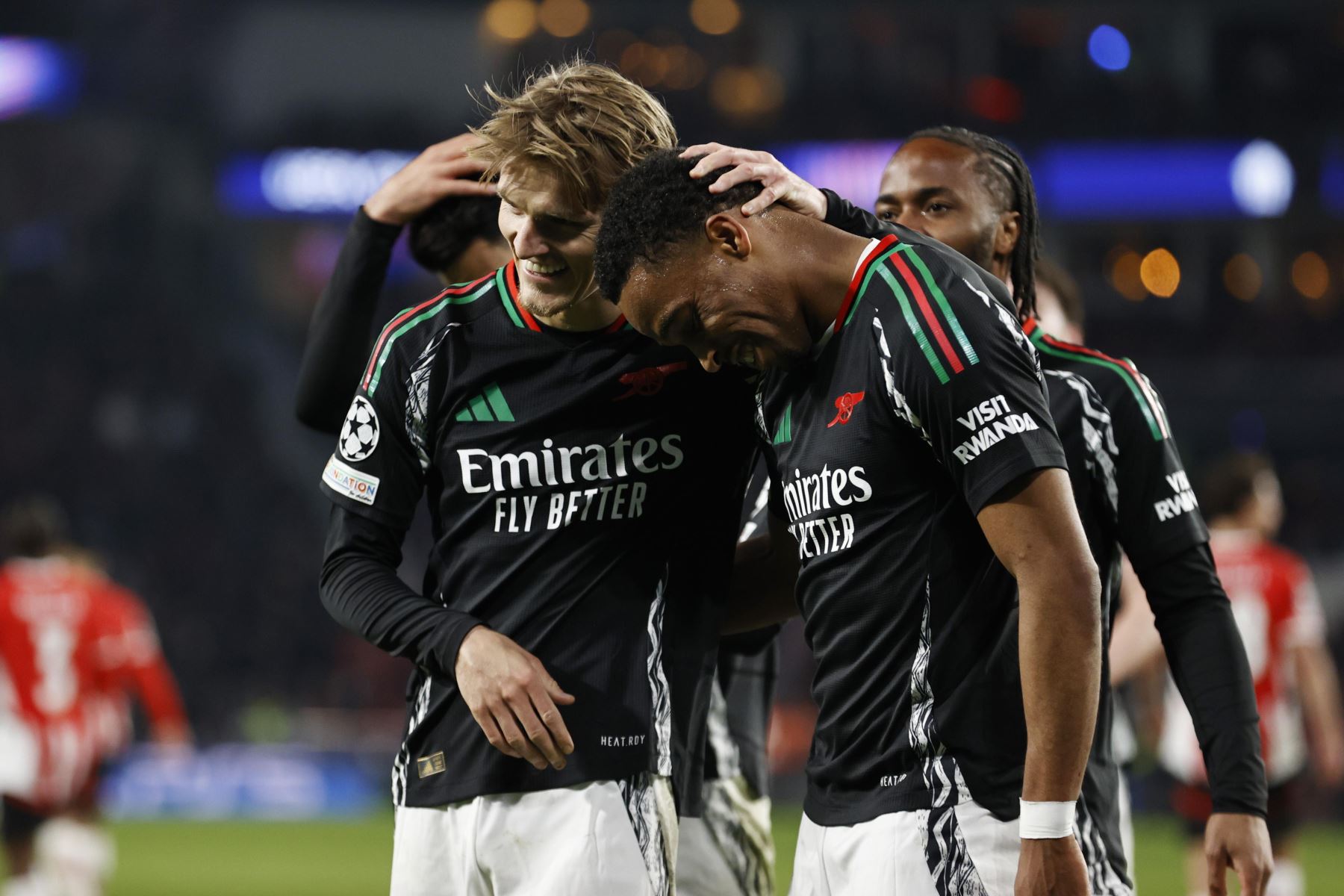 Martin Odegaard del Arsenal FC celebra el gol del 1-6 con su compañero de equipo Jurrien Timber (R) durante el partido de ida de los octavos de final de la Liga de Campeones de la UEFA entre el PSV Eindhoven y el Arsenal FC en Eindhoven, Países Bajos, el 4 de marzo de 2025. Foto: EFE