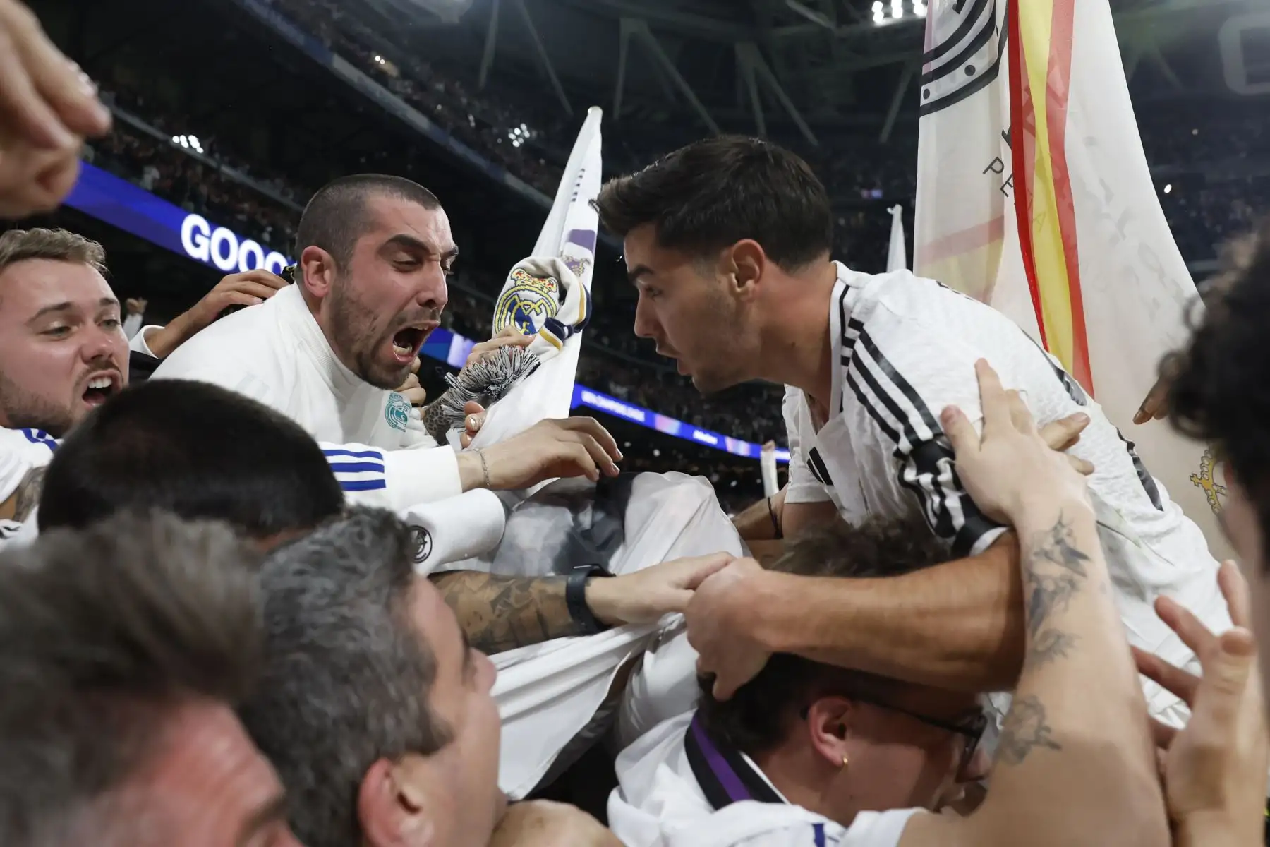 El centrocampista del Real Madrid, Brahim Díaz, celebra con la afición tras conseguir el segundo gol del equipo madridista, durante el encuentro correspondiente a la ida de los octavos de final de la Liga de Campeones que Real Madrid y Atlético de Madriden Madrid. Foto: ANDINA/ EFE