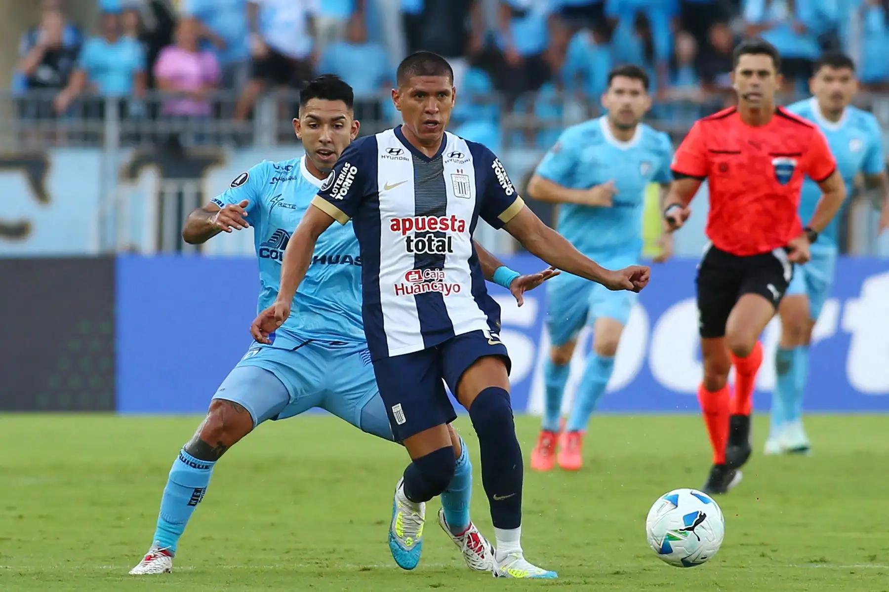 Mediocampista de Alianza Lima Jesús Castillo y al mediocampista de Iquique Diego Fernández  peleando por el balón durante el partido de ida de la tercera ronda de clasificación para la Copa Libertadores entre Iquique de Chile y Alianza Lima de Perú en el Estadio Tierra de Campeones en Iquique, Chile. Foto:ANDINA/ AFP