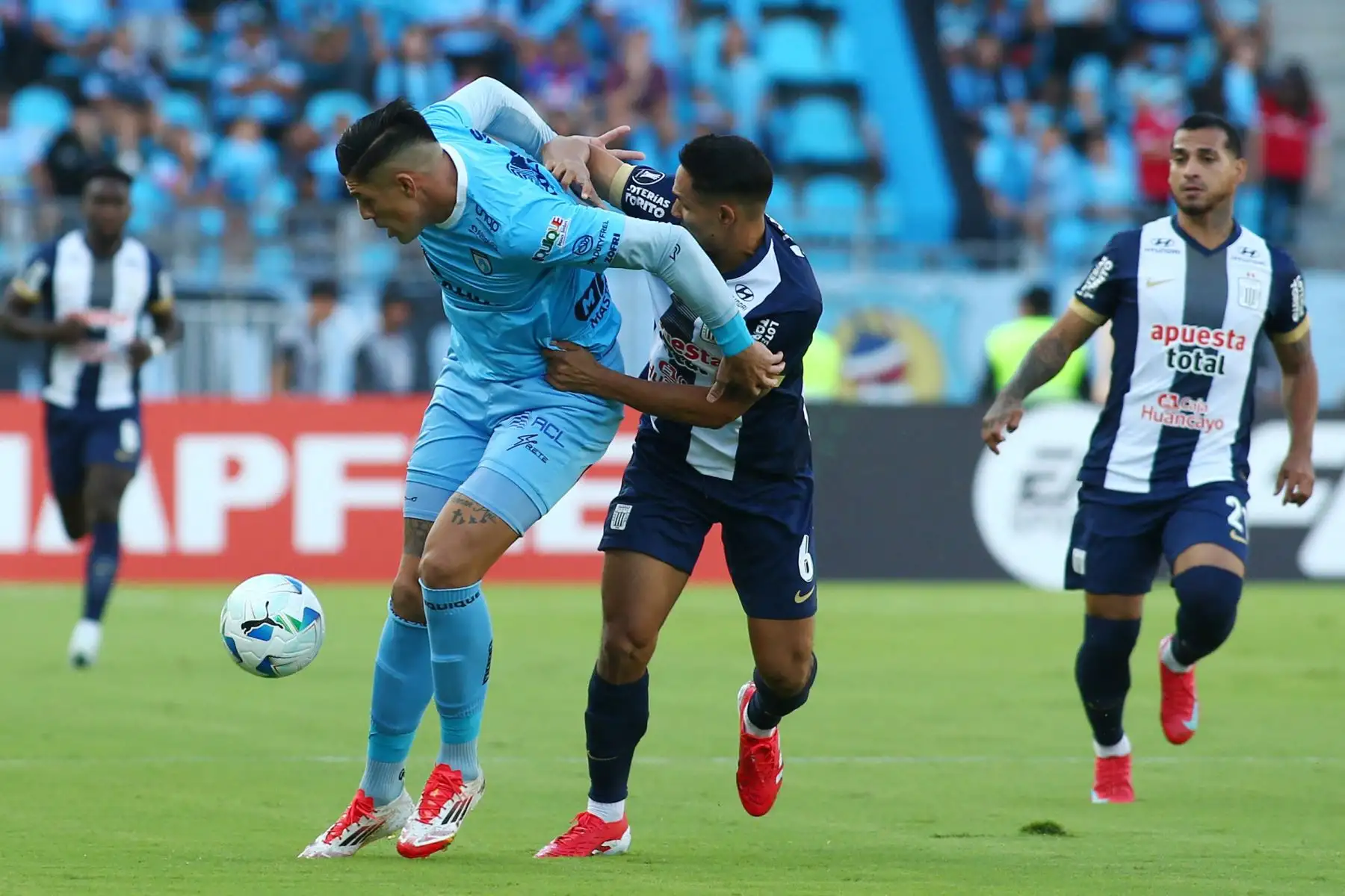 Delantero de Iquique Stefan Pino y al defensor de Alianza Lima Renzo Garcés peleando por el balón durante el partido de ida de la tercera ronda de clasificación de la Copa Libertadores entre Iquique de Chile y Alianza Lima de Perú en el Estadio Tierra de Campeones en Iquique, Chile. Foto: ANDINA/ AFP