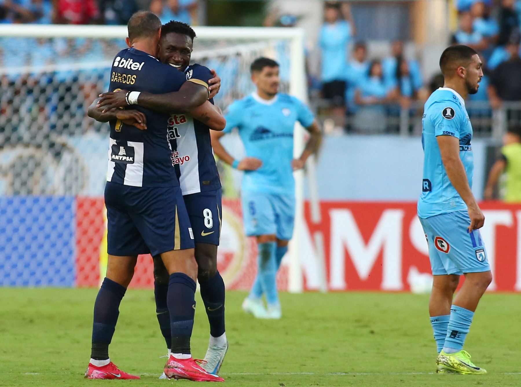 Hernán Barcos y Eryc Castillo celebran el segundo gol de Alianza Lima sobre Deportes Iquique. Foto: AFP