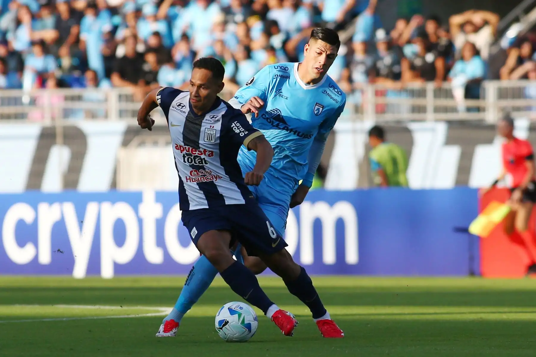 Steffan Pino de Iquique disputa un balón con Carlos Zambrano de Alianza este martes, en un partido de la tercera ronda de la Copa Libertadores entre Deportivo Iquique y Alianza Lima. Foto:ANDINA/ EFE