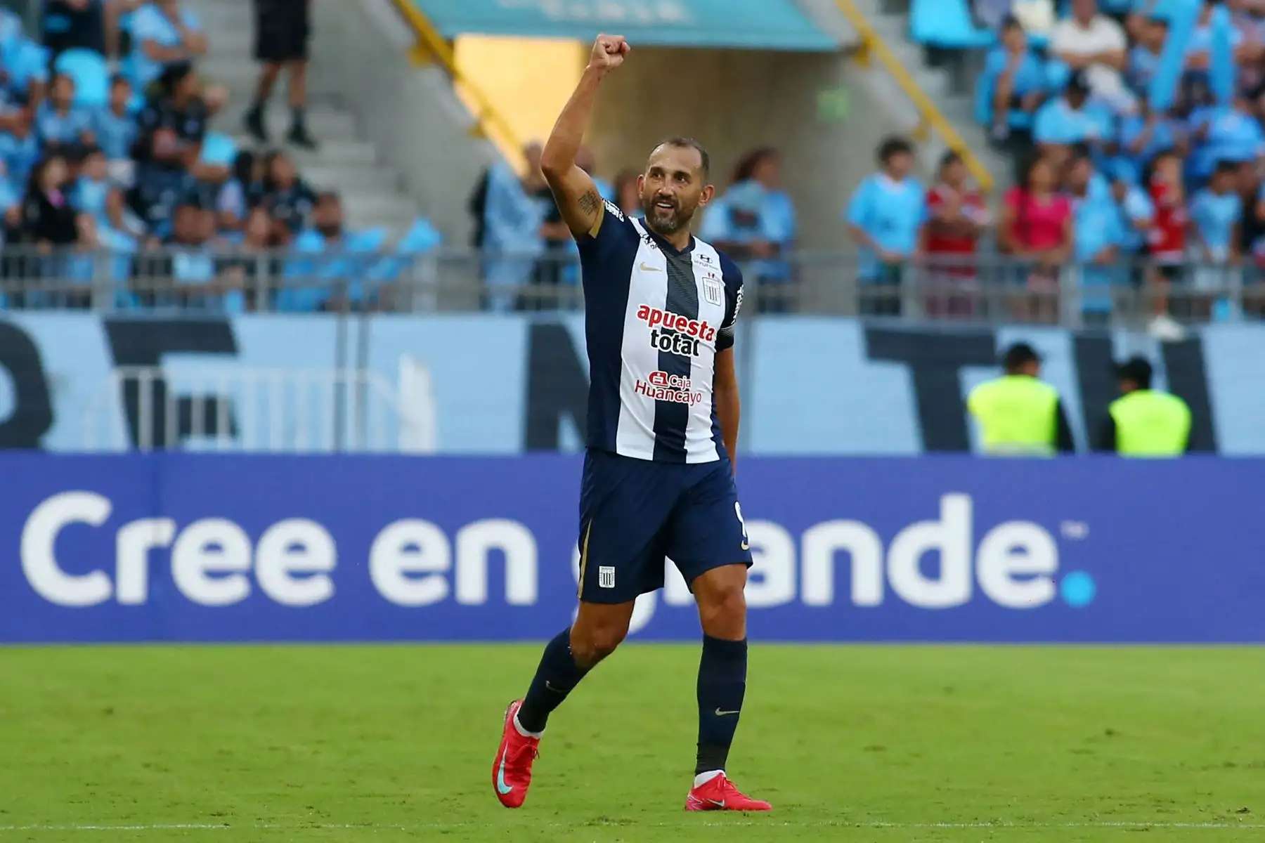 Delantero argentino  de Alianza Lima, Hernán Barcos, celebrando después de anotar el primer gol de su equipo durante el partido de ida de la tercera ronda de clasificación para la Copa Libertadores entre Iquique de Chile y Alianza Lima de Perú. Foto: ANDINA/AFP
