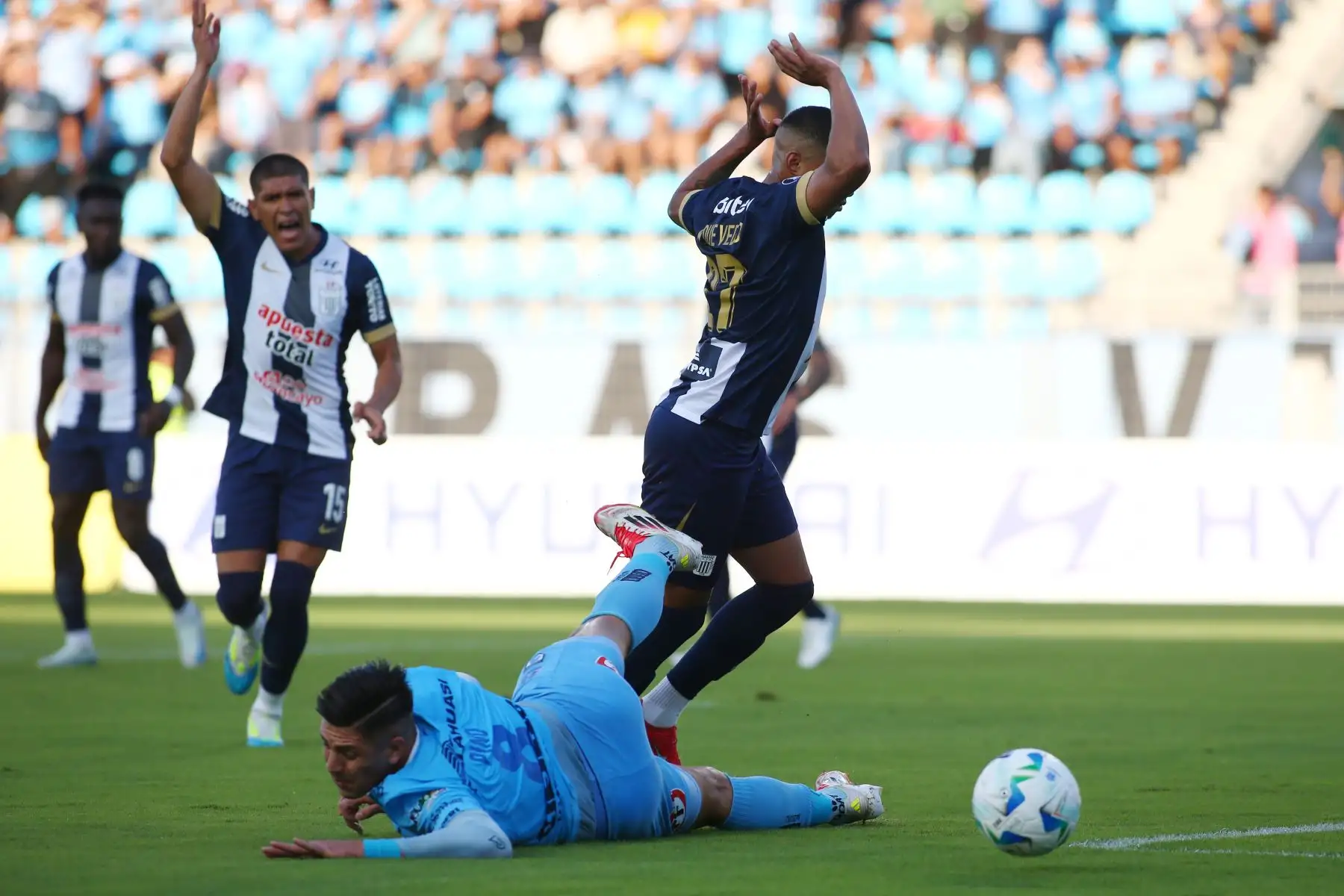 Steffan Pino de Iquique disputa un balón con Carlos Zambrano de Alianza este martes, en un partido de la tercera ronda de la Copa Libertadores entre Deportivo Iquique y Alianza Lima. Foto: ANDINA/. EFE