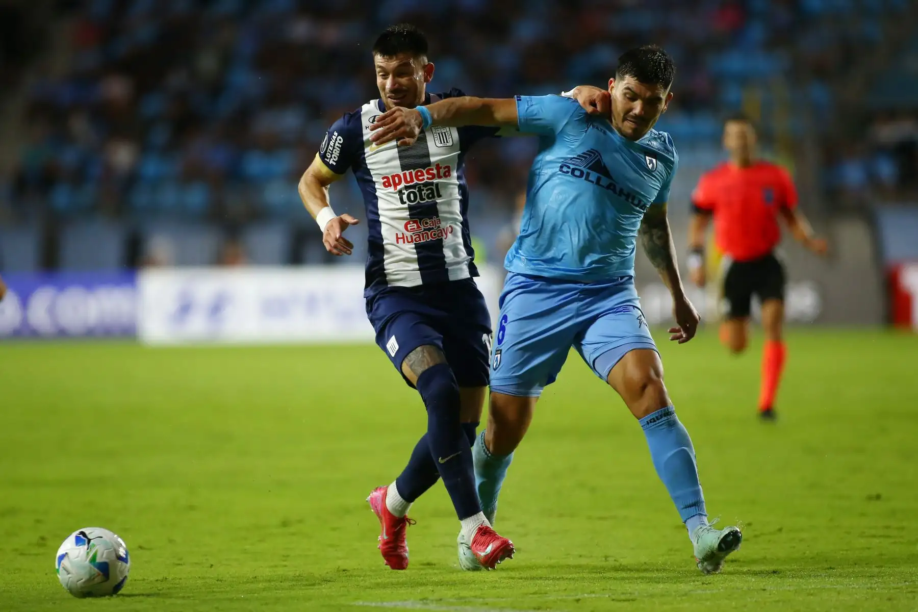 Luis Casanovas de Iquique disputa un balón con Matías Succar de Alianza este martes, en un partido de la tercera ronda de la Copa Libertadores entre Deportivo Iquique y Alianza Lima. Foto: ANDINA/EFE