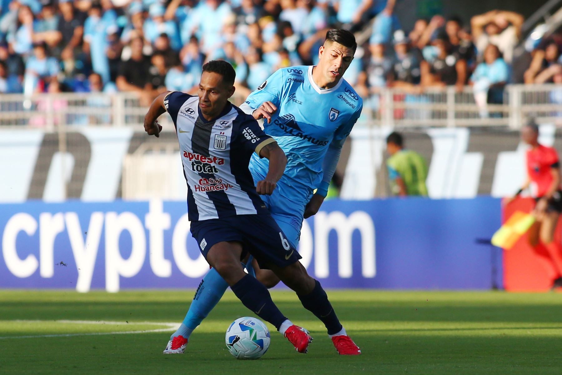 Carlos Zambrano disputa un balón durante el partido de ida con Deportes Iquique. Foto: EFE/Archivo