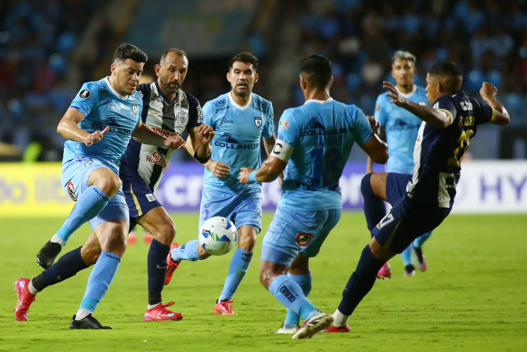 Carlos Rodriguez de Iquique disputa un balón con Hernan Barcos de Alianza este martes, en un partido de la tercera ronda de la Copa Libertadores entre Deportivo Iquique y Alianza Lima.
Foto: ANDINA/ EFE