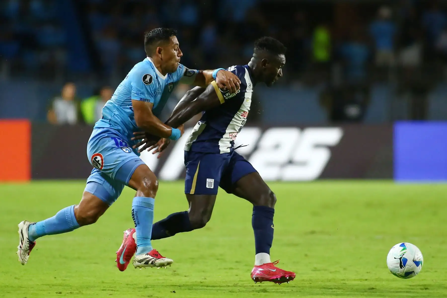 Enzo Hoyos de Iquique disputa un balón con Eryc Castillo de Alianza este martes, en un partido de la tercera ronda de la Copa Libertadores entre Deportivo Iquique y Alianza Lima. 
Foto:ANDINA/EFE