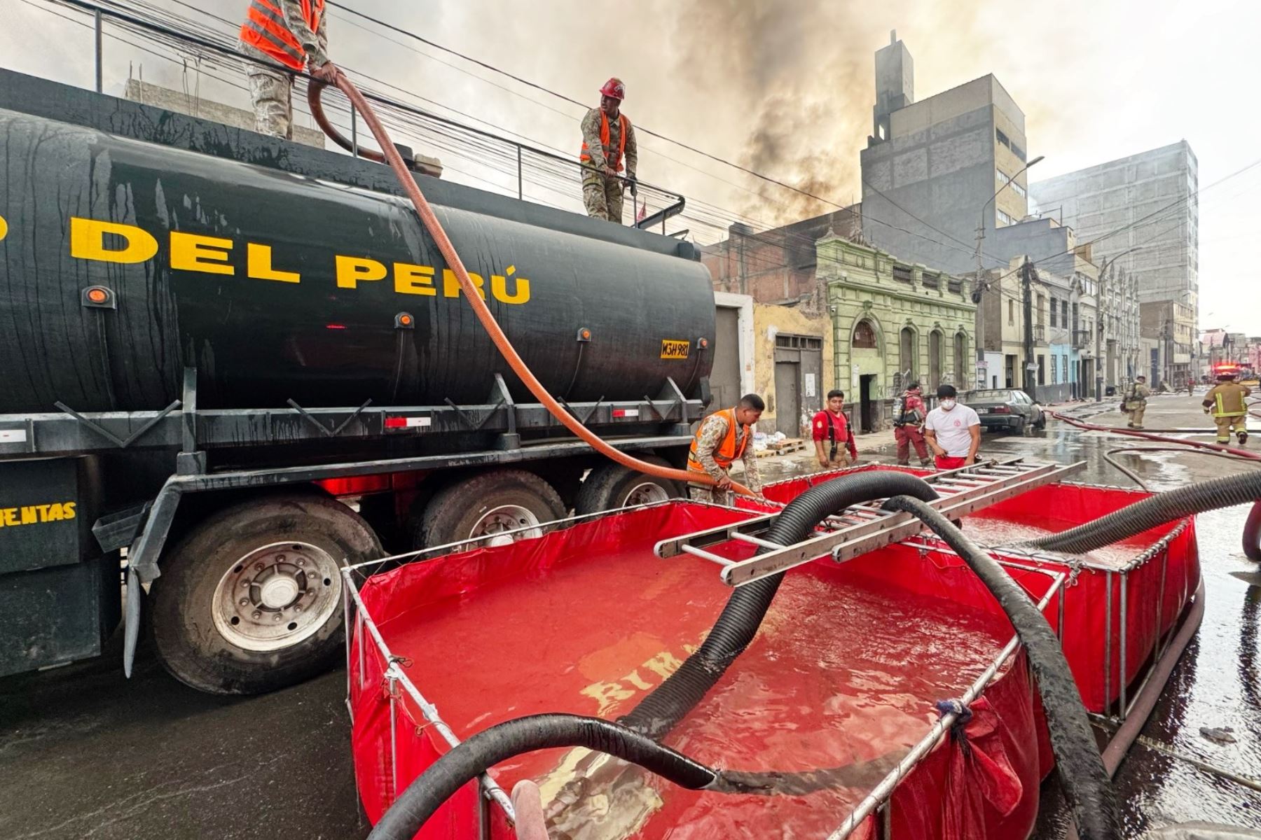 Incendio en el Centro de Lima: Ejército desplazó cisterna con agua para apoyar a bomberos. Foto: ANDINA/difusión.