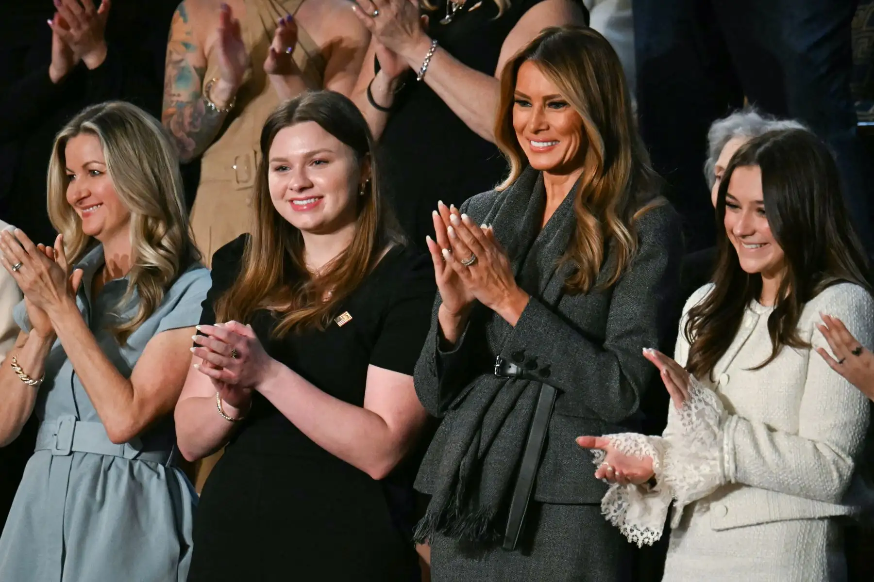 La primera dama de Estados Unidos, Melania Trump, posa mientras es reconocida por el presidente de Estados Unidos, Donald Trump, durante el discurso de Trump en una sesión conjunta del Congreso en la Cámara de Representantes del Capitolio de Estados Unidos en Washington.
Foto/ANDINA/AFP