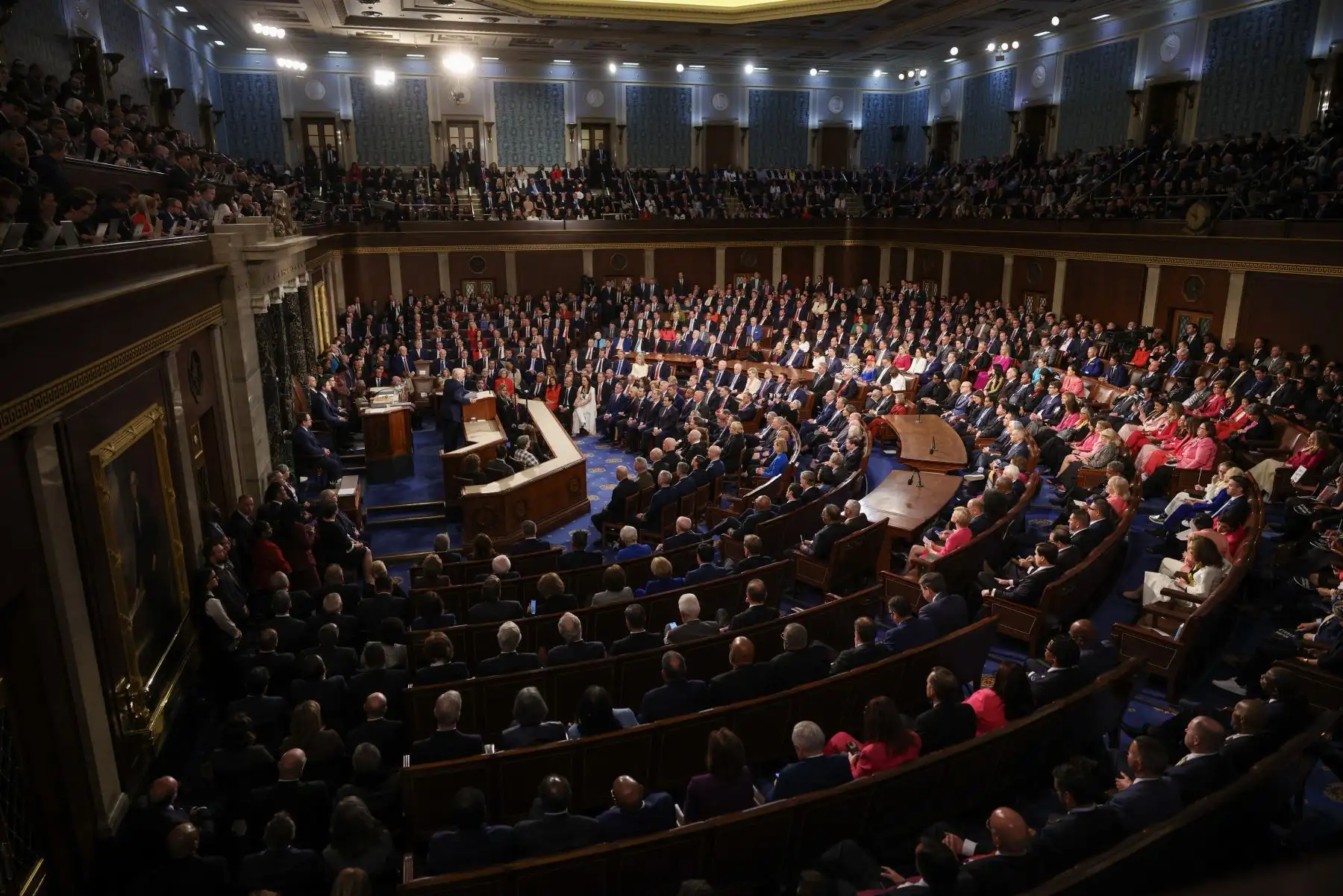 El presidente de los Estados Unidos, Donald Trump, se dirige a una sesión conjunta del Congreso en el Capitolio de los Estados Unidos en Washington, DC. Se esperaba que el presidente Trump se dirigiera al Congreso sobre sus primeros logros de su presidencia. Foto: ANDINA/AFP