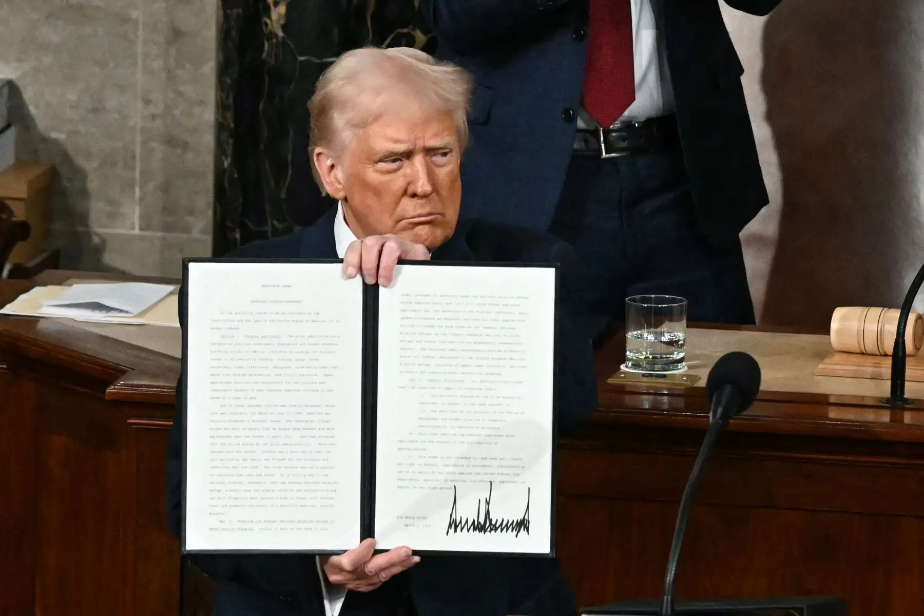 El presidente de Estados Unidos, Donald Trump, sostiene una orden ejecutiva que cambia el nombre de un santuario de vida silvestre en honor a la fallecida Jocelyn Nungaray, una niña de 12 años que fue asesinada por dos inmigrantes indocumentados, durante un discurso en una sesión conjunta del Congreso en el Capitolio de Estados Unidos en Washington. Foto: ANDINA/AFP