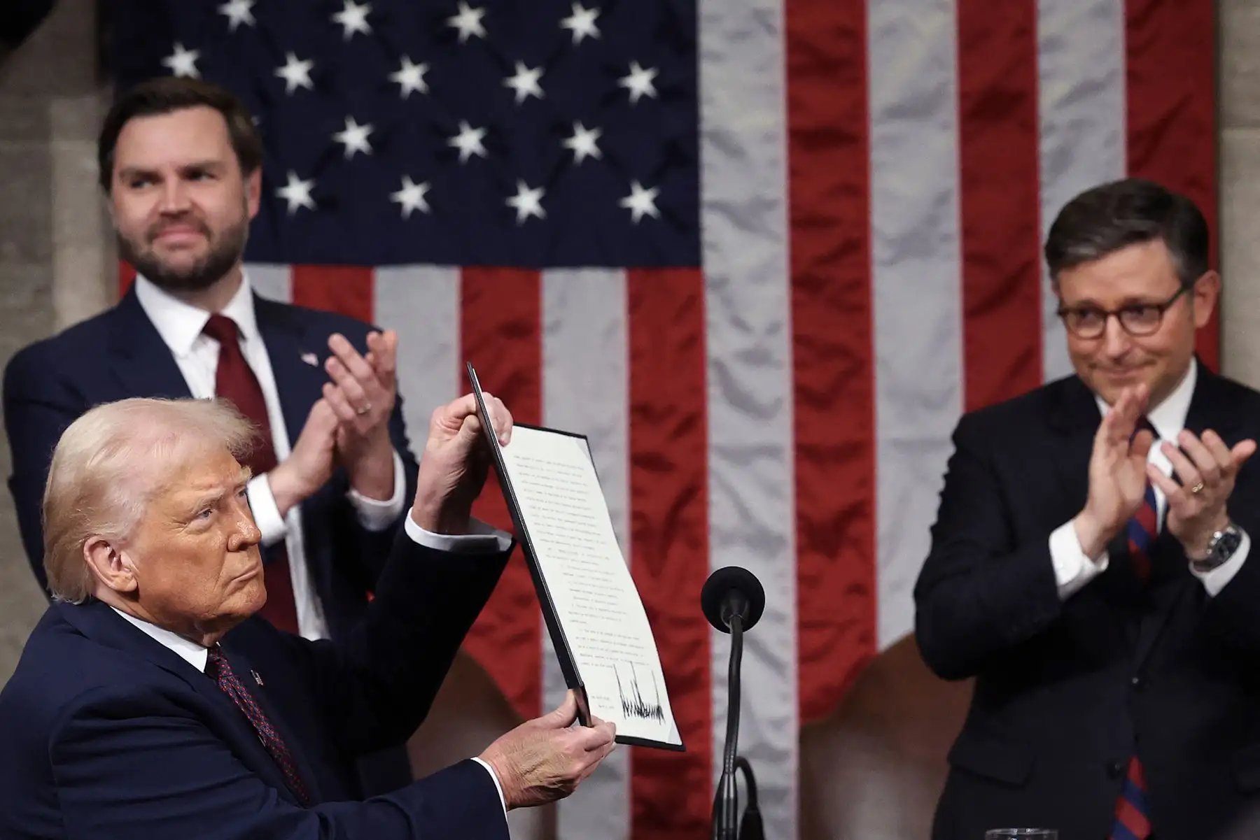 El vicepresidente de Estados Unidos, JD Vance, y el presidente de la Cámara de Representantes, Mike Johnson, aplauden mientras el presidente de Estados Unidos, Donald Trump, levanta una orden ejecutiva que cambia el nombre de un santuario de vida silvestre en honor a la fallecida Jocelyn Nungaray, una niña de 12 años que fue asesinada por dos inmigrantes indocumentados. Foto: ANDINA/AFP